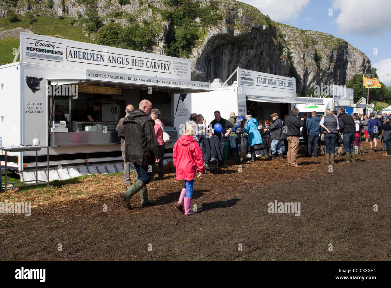 Yorkshire, Vereinigtes Königreich. 28. August 2012. Catering-Stände und schlammigen Feldern im 115. jährliche Kilnsey zeigen & Sports an Feiertag Dienstag, 28. August 2012. Die Yorkshire Dales Prunkstück ist von Upper Wharfedale Landwirtschafts-Gesellschaft in der Nähe von Kilnsey Crag 12 Meilen nördlich von Skipton inszeniert. Bildnachweis: Cernan Elias / Alamy Live News Stockfoto