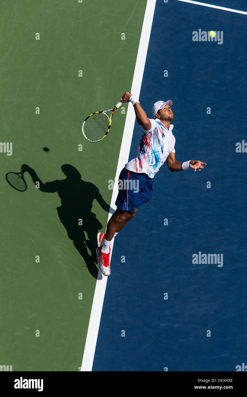 Jo-Wilfried Tsonga (FRA) in seiner ersten Vorrundenspiel beim 2012 uns Open Tennisturnier, Flushing, New York. USA. am 28. August. Stockfoto