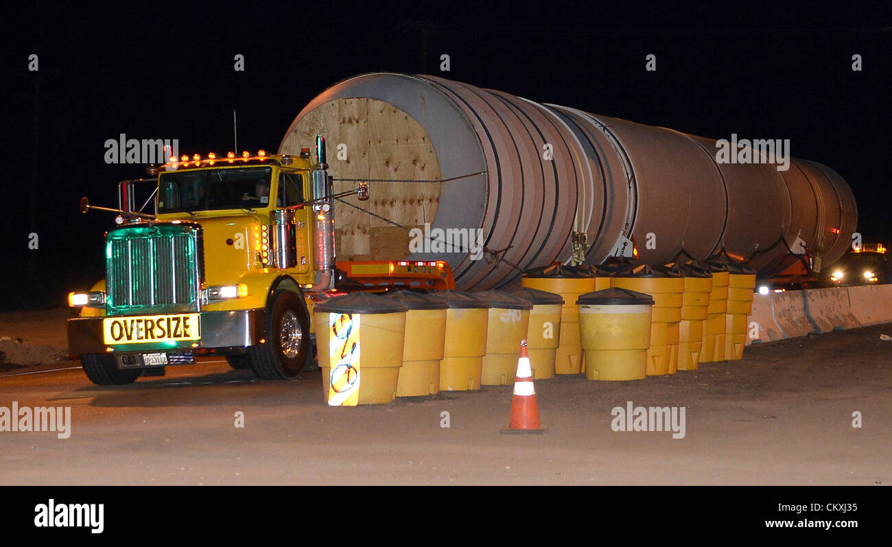 29. August 2012. Little Rock, CA. Zwei Space Shuttles Replik Rocket Booster von KSC machen ihren letzten Weg zur Edwards AFB nach einer Reise von fast 2.500 Meilen in ca. zwei plus Wochen auf dem Weg von Florida nach Südkalifornien. Die Rocket Booster werden schließlich Teil der Raumfähre Endeavour Anzeige voraussichtlich im Oktober an der California Science Center eröffnet. Stockfoto