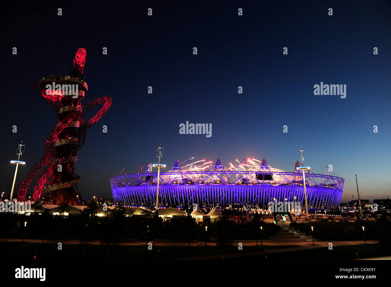 29.08.2012 London, England. Olympischen Stadion, Stratford, zeigt der Orbit-Turm. Paralympics Eröffnungsfeier mit Feuerwerk explodiert auf der Stadion-Bock Stockfoto