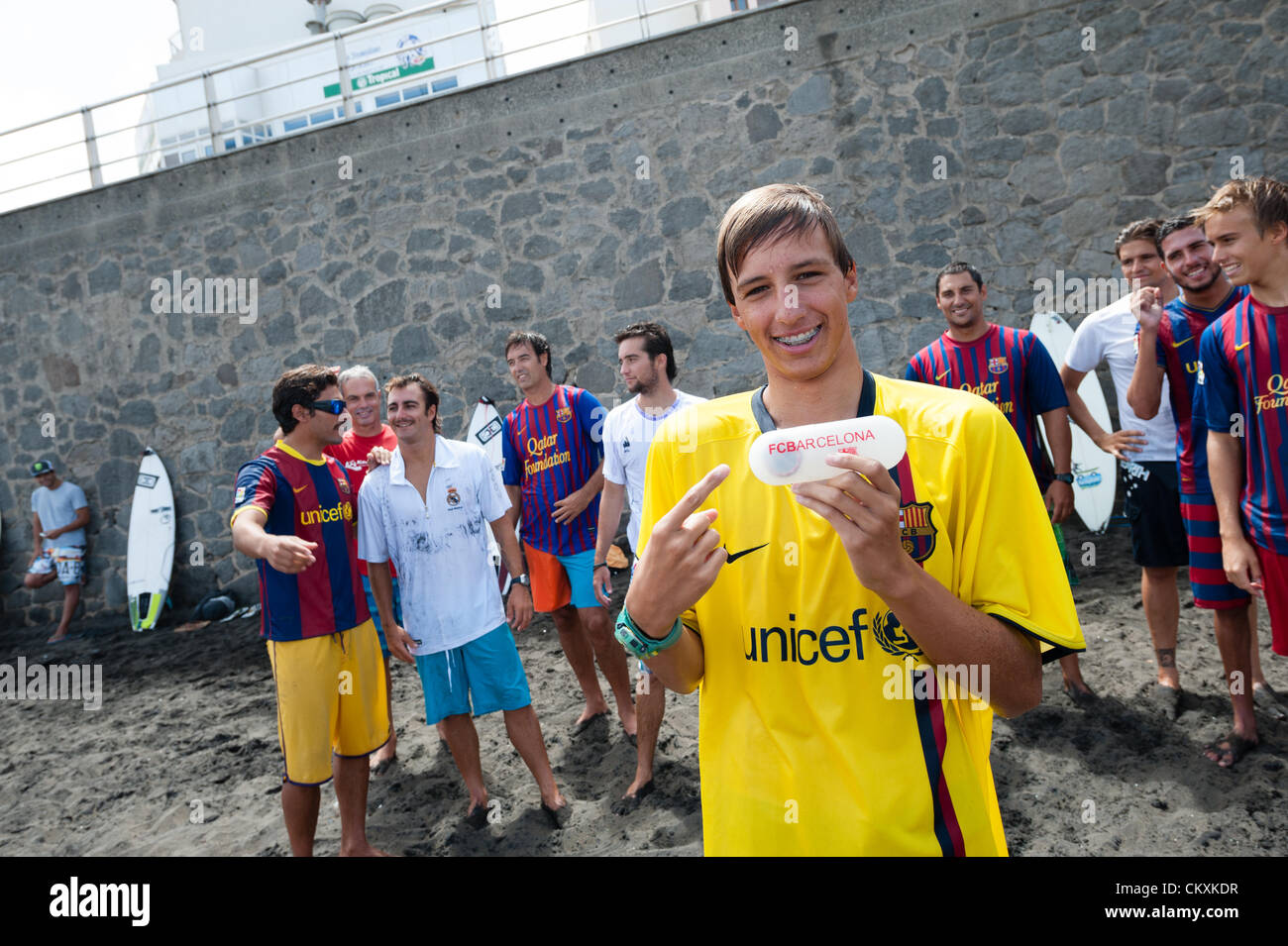 LAS PALMAS, Kanarischen Inseln, Spanien-AUGUST 29, 2012: nicht identifizierte junge Surfer aus Universität-Surf-Schule und Surf Camp Las Palmas während einer informellen Wettbewerb, geformt wie ein Fußball-match mit 11 Surfer in jedem Team, ein Team tragen T-shirts vom Fußballclub F.C. Barcelona, derjenige von Real Madrid. Stockfoto