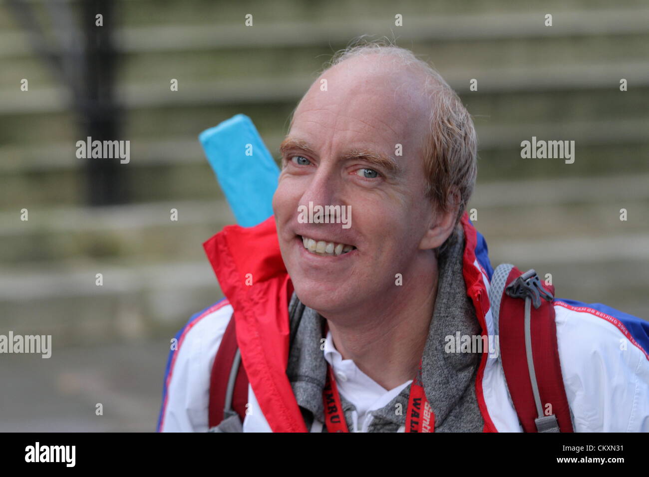 Cardiff, Wales, UK. 30. August 2012. Im Bild: Paralympics Radfahrer Simon Richardson MBE außerhalb Cardiff Crown Court. Re: Ein Landwirt, der Fahrens nach schwer verletzt Paralympischen Champion Radfahrer Colin Richardson schuldig gemacht hat ist heute von Cardiff Crown Court verurteilt werden soll.   Letztes Jahr war Simon Richardson, 44, der zwei Goldmedaillen und eine Silbermedaille 2008 gewann, Training für die Spiele in London auf der A48 in der Nähe von Bridgend im August.   in einer früheren mündlichen Verhandlung befunden schuldig, eine Jury am Newport Crown Court Edward Adams, 60, Cowbridge, gefährliches fahren.  Bildnachweis: D Legakis / Alamy Li Stockfoto