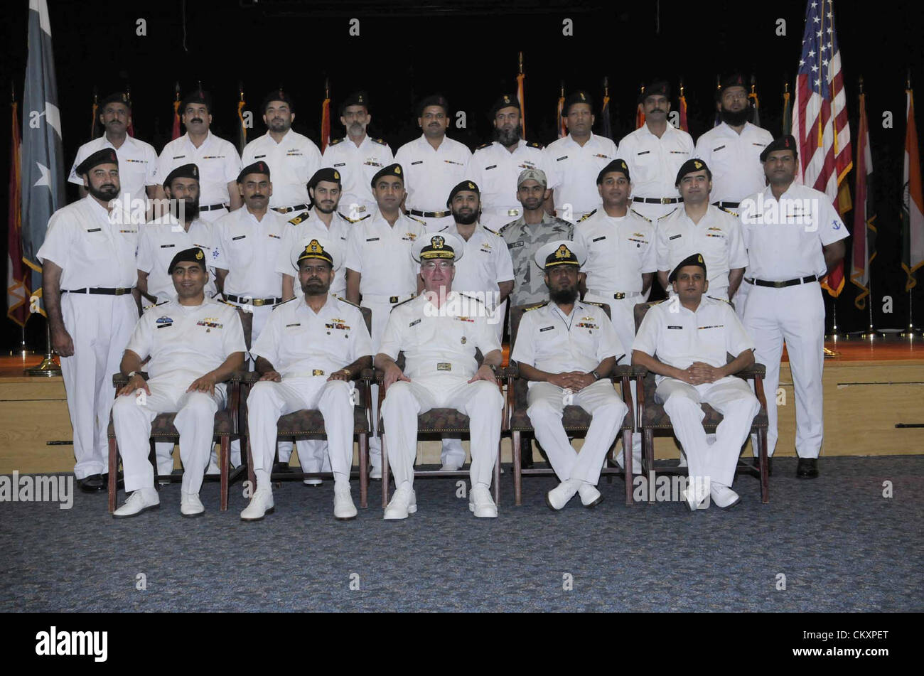 Gruppenfoto der pakistanische Marine Offiziere und Royal Navy Offiziere während der Änderung der Befehl Zeremonie am Sitz der Combined Task Force (CTF-150) in Manama am Donnerstag, 30. August 2012. Stockfoto