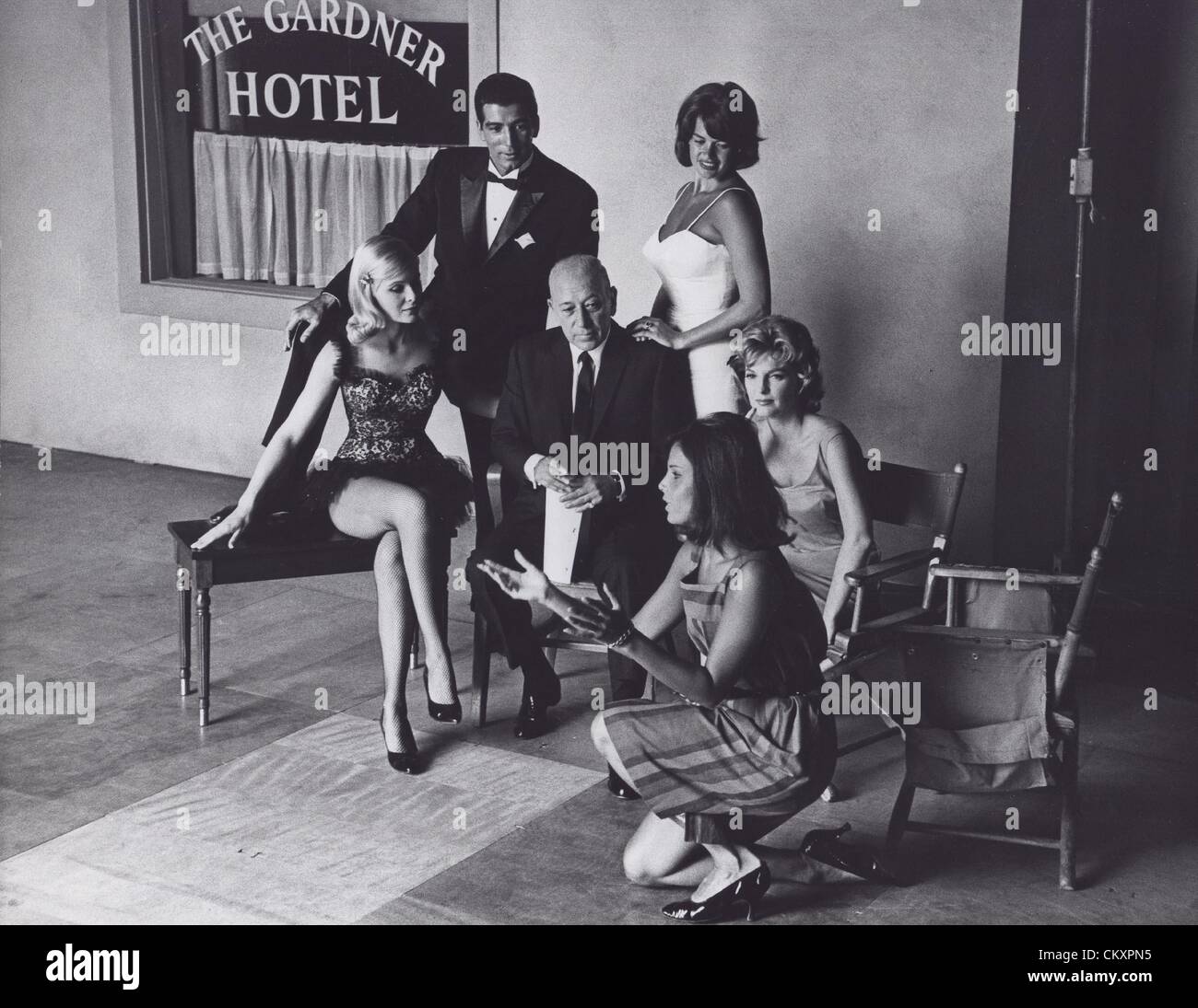 GEORGE RAFT mit Jayne Mansfield, Julie London, Barrie Chase, Ray Danton ...