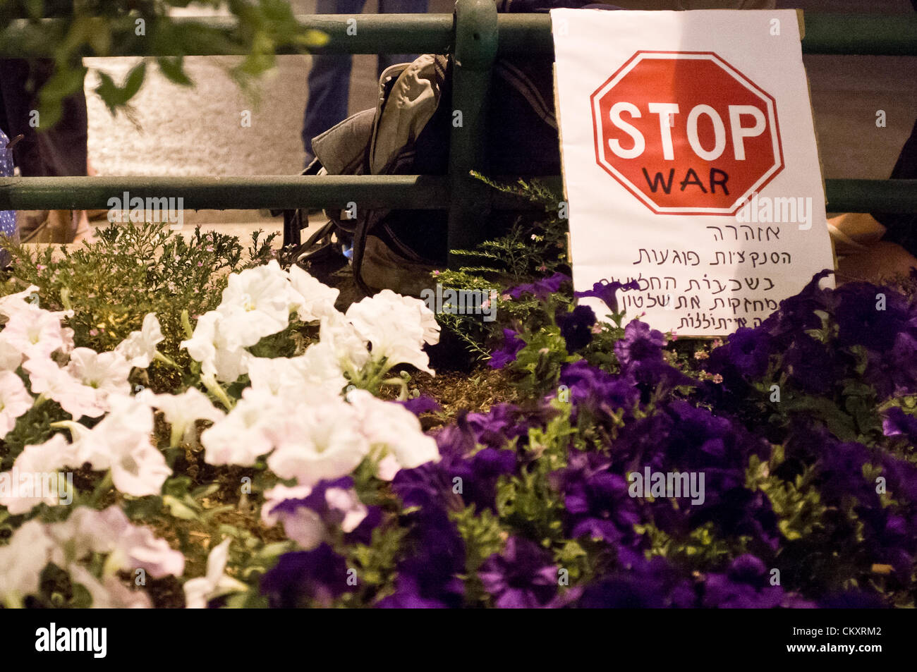 Jerusalem, Israel. 30. August 2012. Ein Stop Krieg Zeichen legt in einem Blumenbeet während einer Anti-Kriegs-Demonstration in Paris Square. Organisatoren vorbereitet mehr Zeichen als die bloße zwei Dutzend Demonstranten tragen könnte. Jerusalem, Israel. 30. August 2012.  Weniger als zwei Dutzend protestieren am Paris Square und marschieren zum des Premierministers Wohnsitz fordert PM Benjamin Netanyahu und Verteidigungsminister Ehud Barak Absichten einen Militärschlag auf die iranischen Atomanlagen fallen zu lassen. Stockfoto