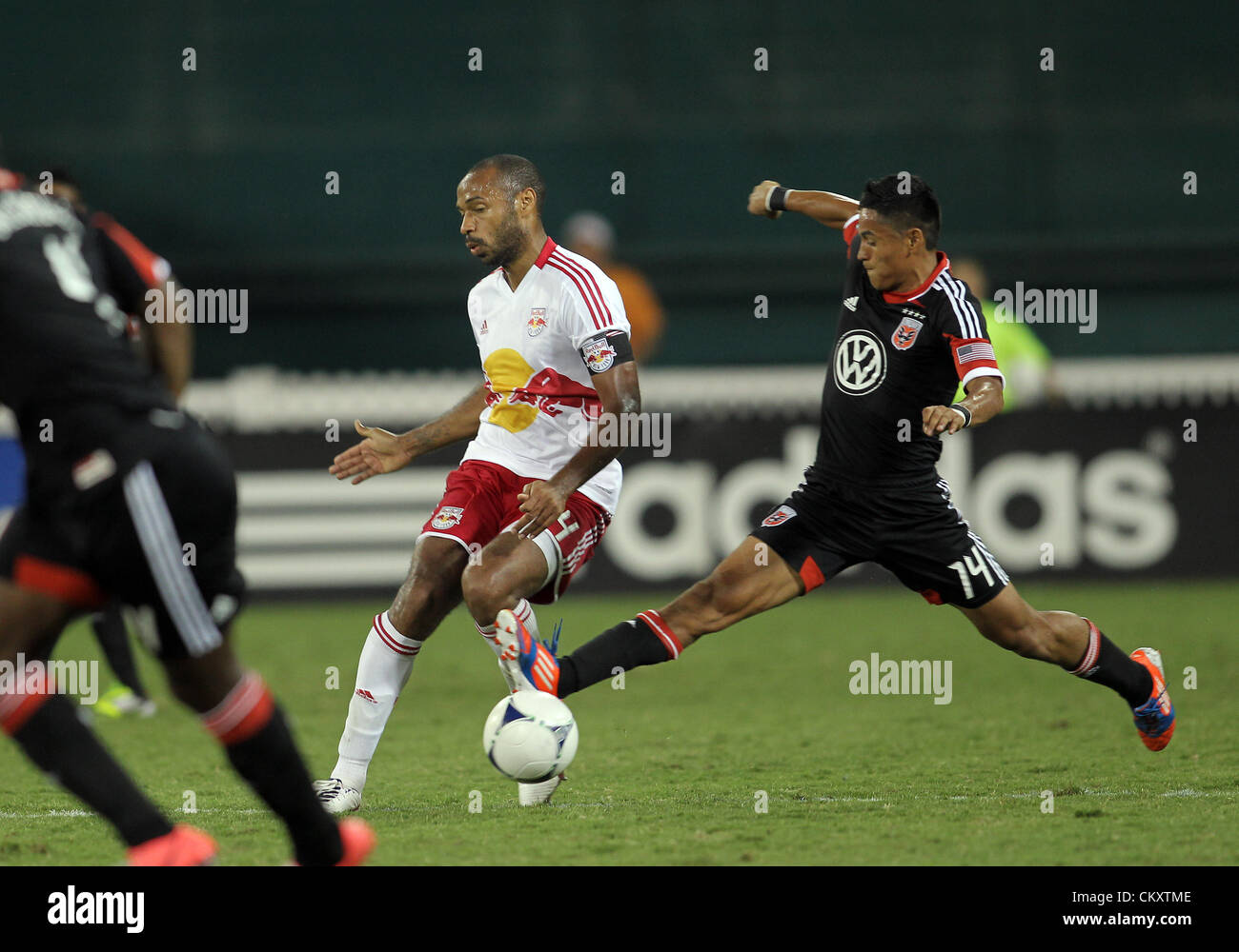 29.08.2012. Washinton, DC.   Andy Najar (14) von DC United springt gegen Thierry Henry (14) der New York Red Bulls in einem MLS-Match im RFK Stadium in Washington DC. Das Spiel endete mit einem 2: 2 Unentschieden. Stockfoto