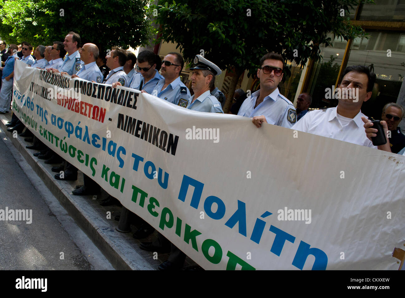 Polizisten protestieren gegen Kürzungen halten Banner. Stockfoto