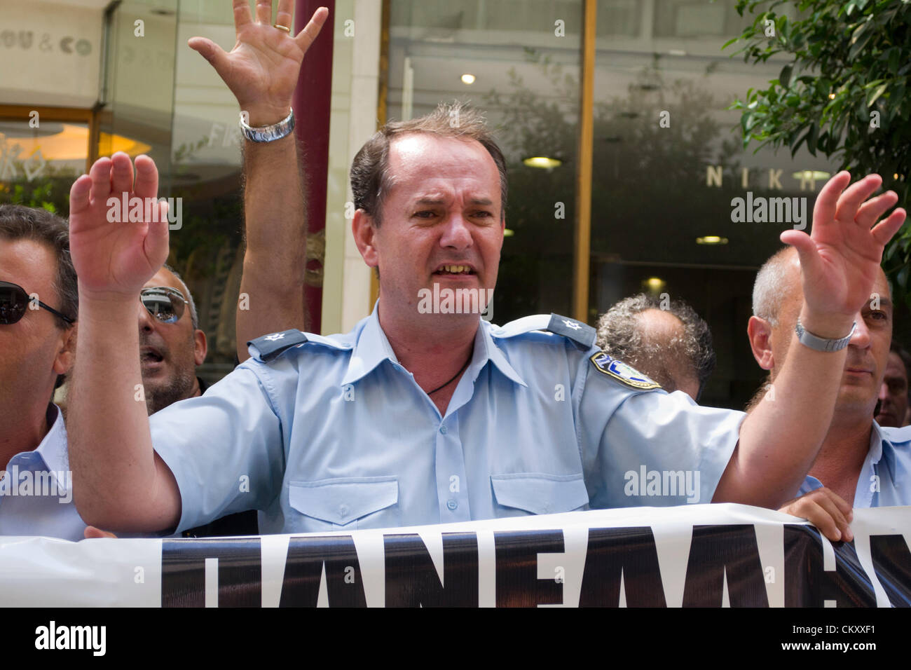 Polizisten protestieren mit ihren Händen auf. Stockfoto