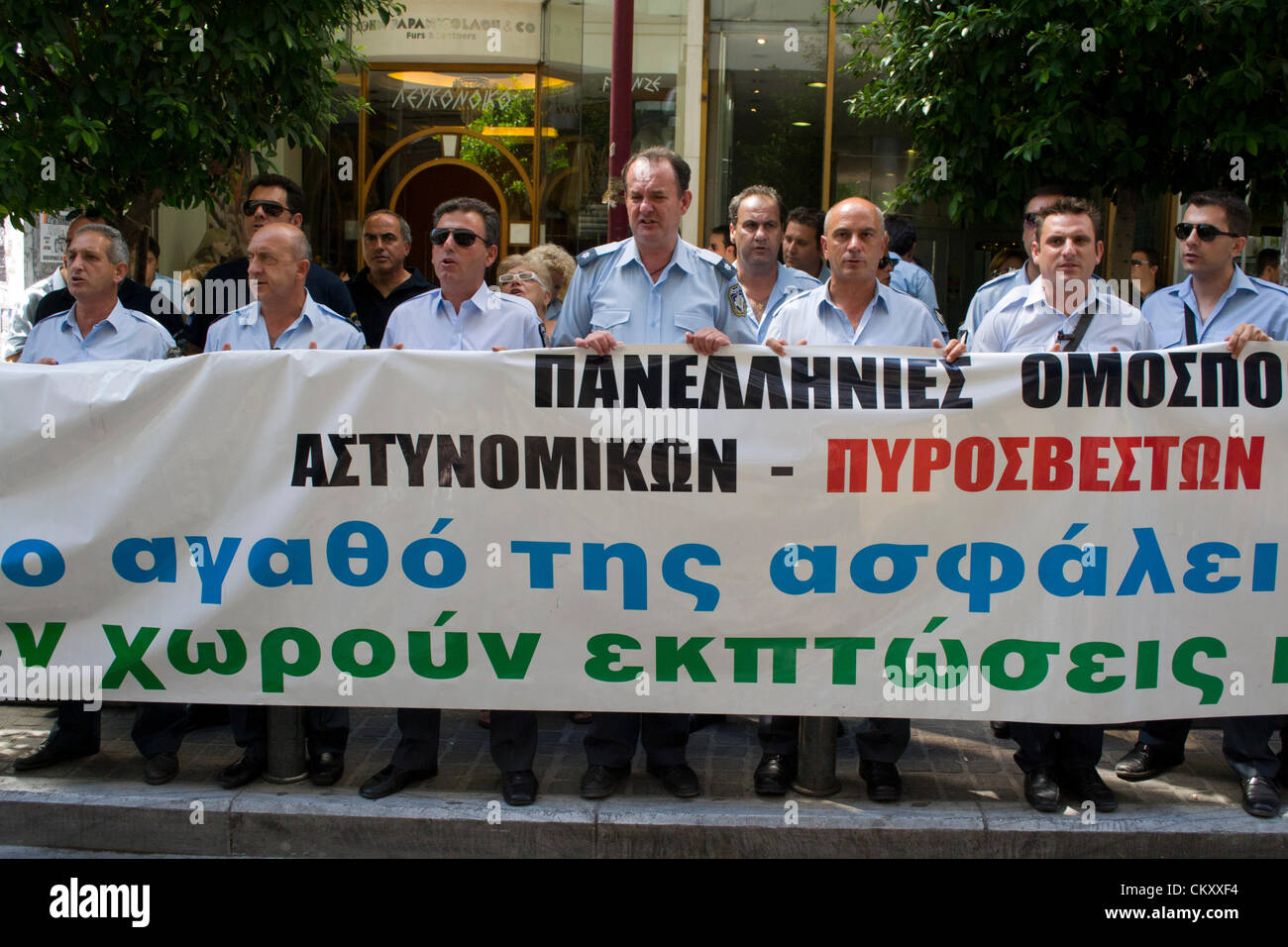 Griechische Polizisten protestieren Parolen schreien. Stockfoto