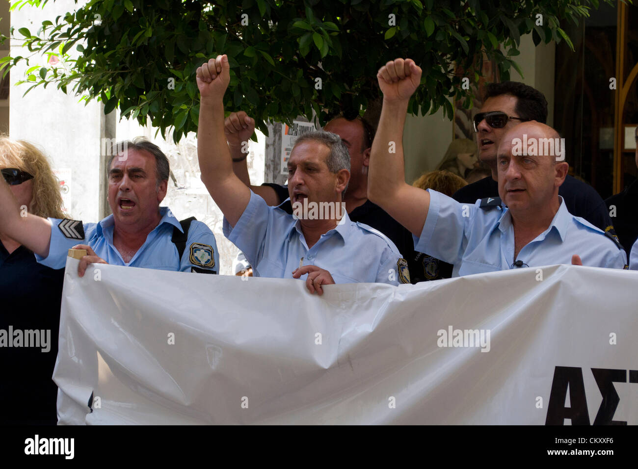 Polizisten protestieren Parolen schreien. Stockfoto