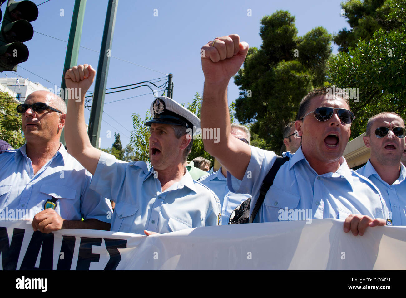 Polizisten protestieren gegen Kürzungen Parolen schreien. Stockfoto