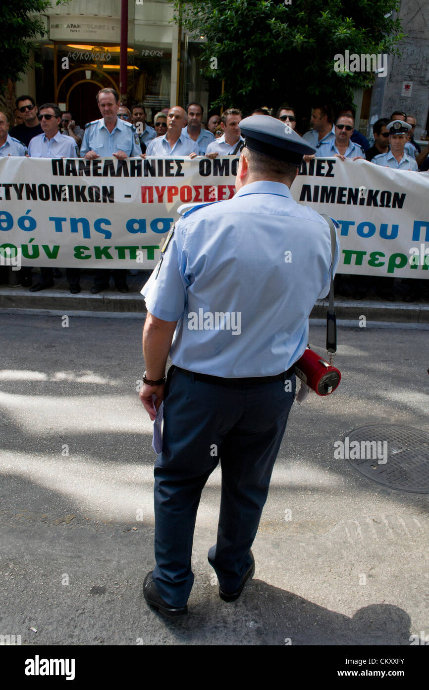 Polizisten protestieren gegen Kürzungen halten Banner. Stockfoto