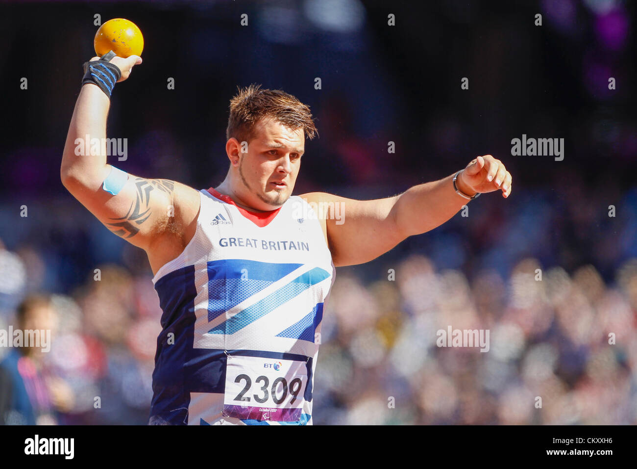 31.08.2012 London, England. Bronzemedaillengewinner Aled DAVIES (GBR) in Aktion während der Männer Kugelstoßen F42/44 Finale am 2. Tag der London Paralympics vom Olympiastadion entfernt. Stockfoto