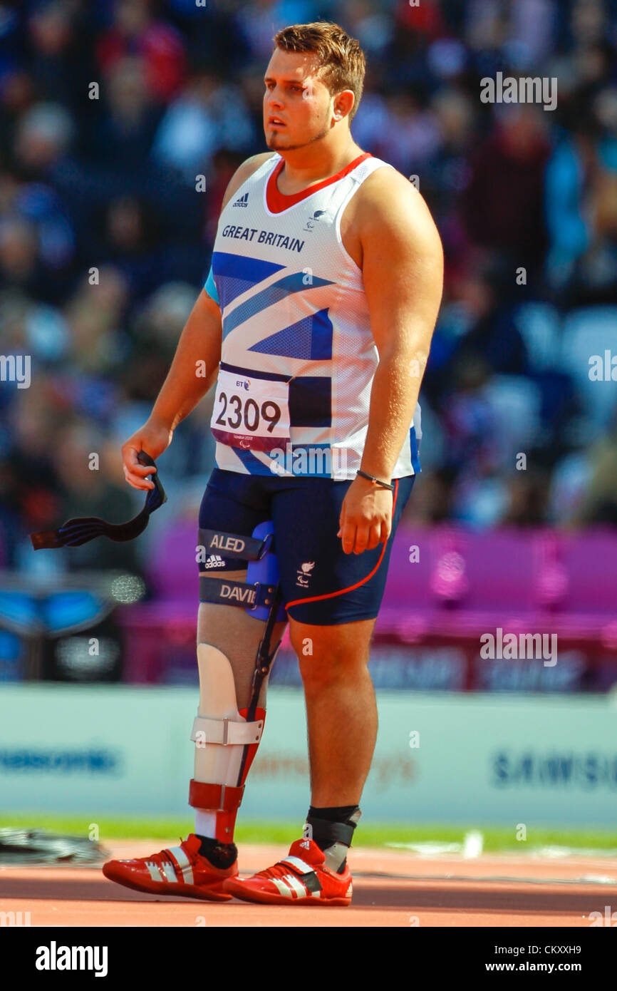 31.08.2012 London, England. Bronzemedaillengewinner Aled DAVIES (GBR) während die Männer Kugelstoßen F42/44 Finale am 2. Tag der London Paralympics vom Olympiastadion entfernt. Stockfoto