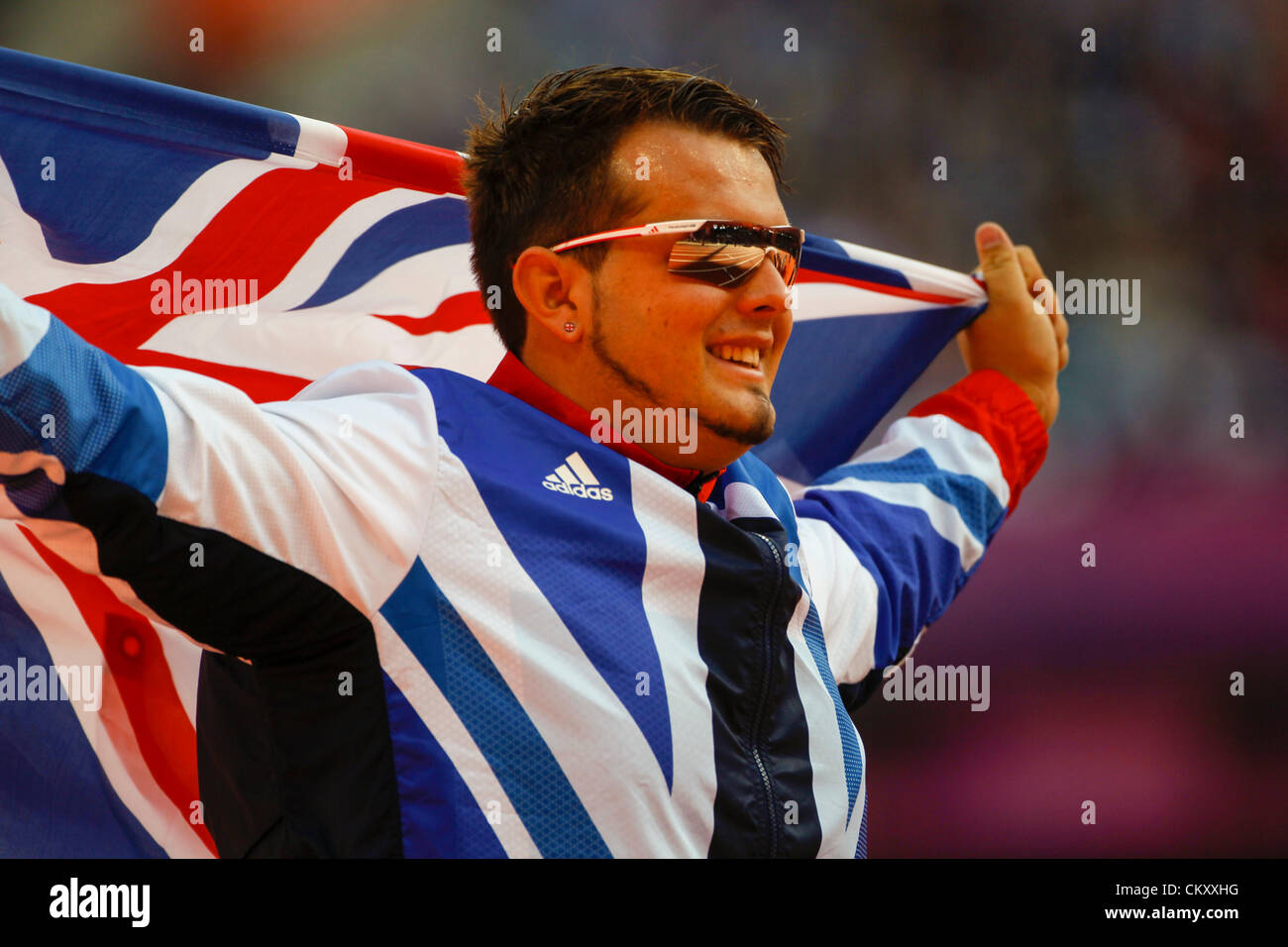 31.08.2012 London, England. Bronzemedaillengewinner feiert Aled DAVIES (GBR) nach die Männer Kugelstoßen F42/44 Finale am 2. Tag der London Paralympics vom Olympiastadion entfernt. Stockfoto