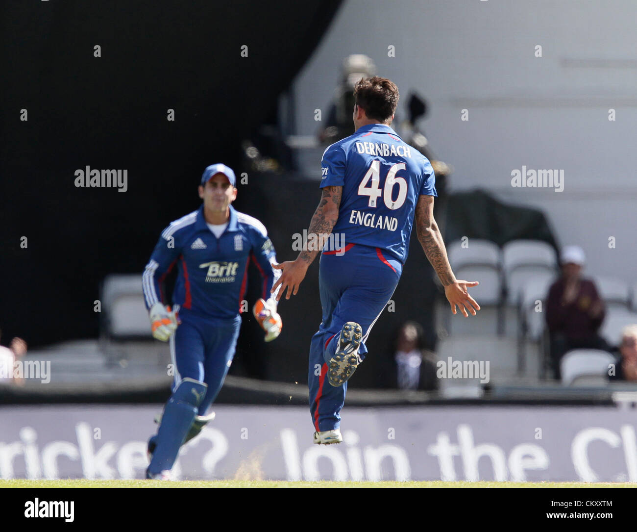 31.08.2012 London England Jade Dernbach feiert das Wicket Hashim Amla nehmen, während England V Südafrika: 3. Natwest ODI an The Kia Oval Cricket Ground Kennington London England. Stockfoto