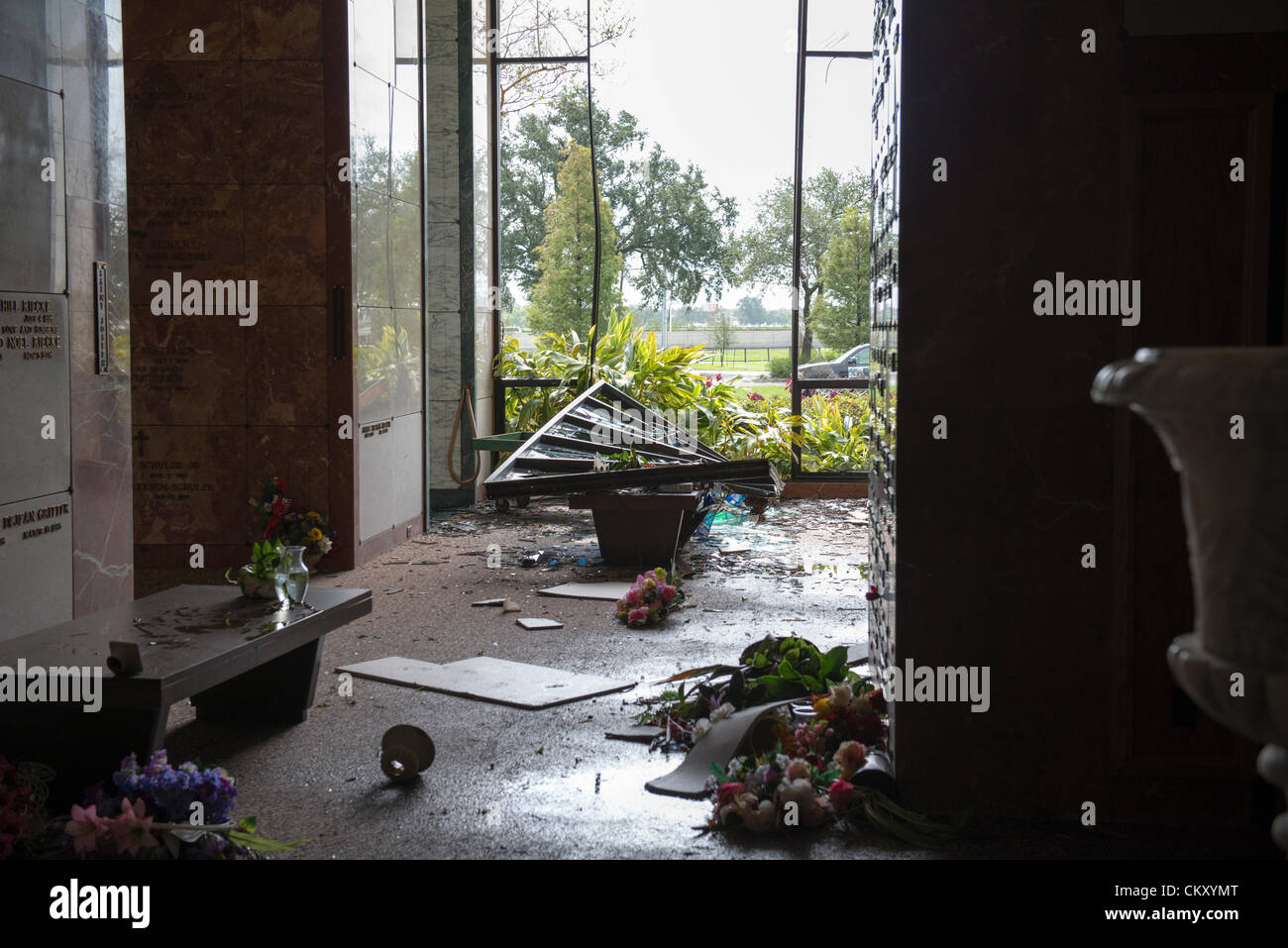 Hurricane Isaac Winde zerschlagen durch Glasfenster am alle heiligen Mausoleum im Lakelawn Metairie Memorial Cemetery in New Orleans am 29. August 2012. Wasser überflutet die Gegend und monumentalen Schreine wurden Tossled im gesamten Gebäude. Stockfoto