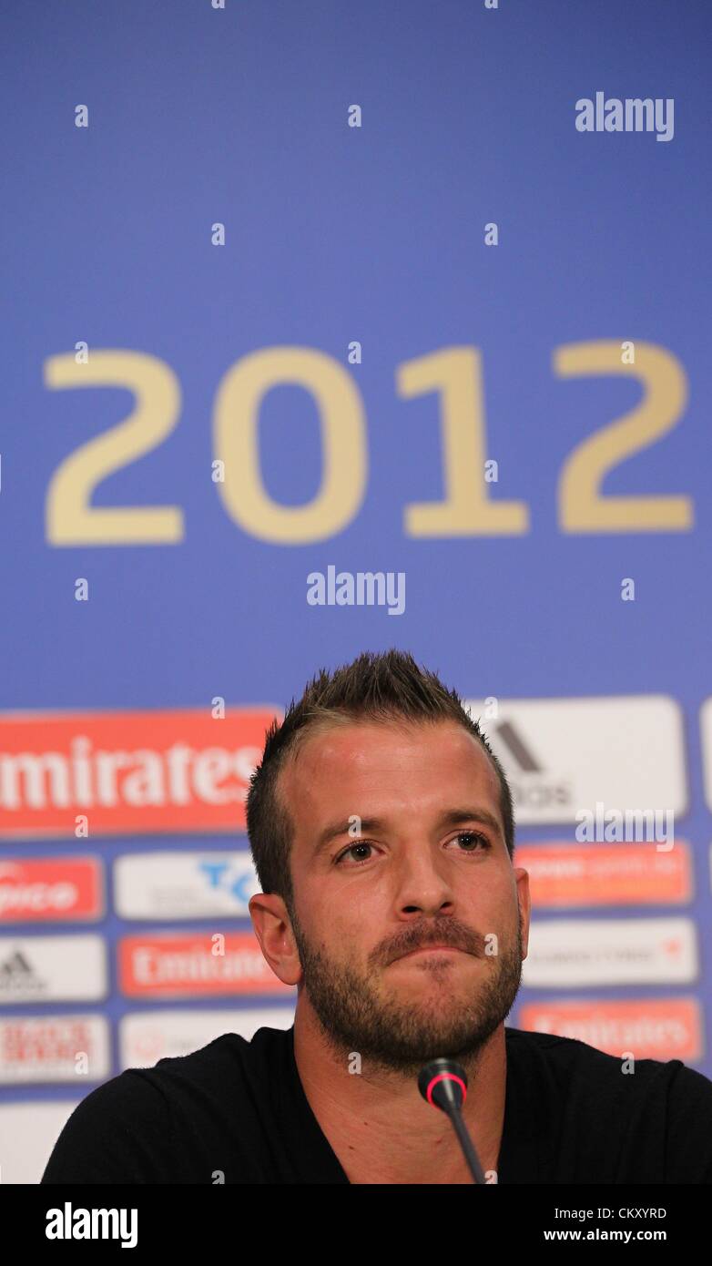 31.08.2012 Hamburg, Deutschland.  Niederländische Fußball sitzt pro Rafael van der Vaart im Rahmen einer Pressekonferenz vom Hamburger SV in der Imtech Arena in Hamburg, Deutschland, 31. August 2012. Van der Vaart ist von den englischen Klub Tottenham Hotspur zum Hamburger SV auf Freitag, 31. August 2012 übertragen. Stockfoto