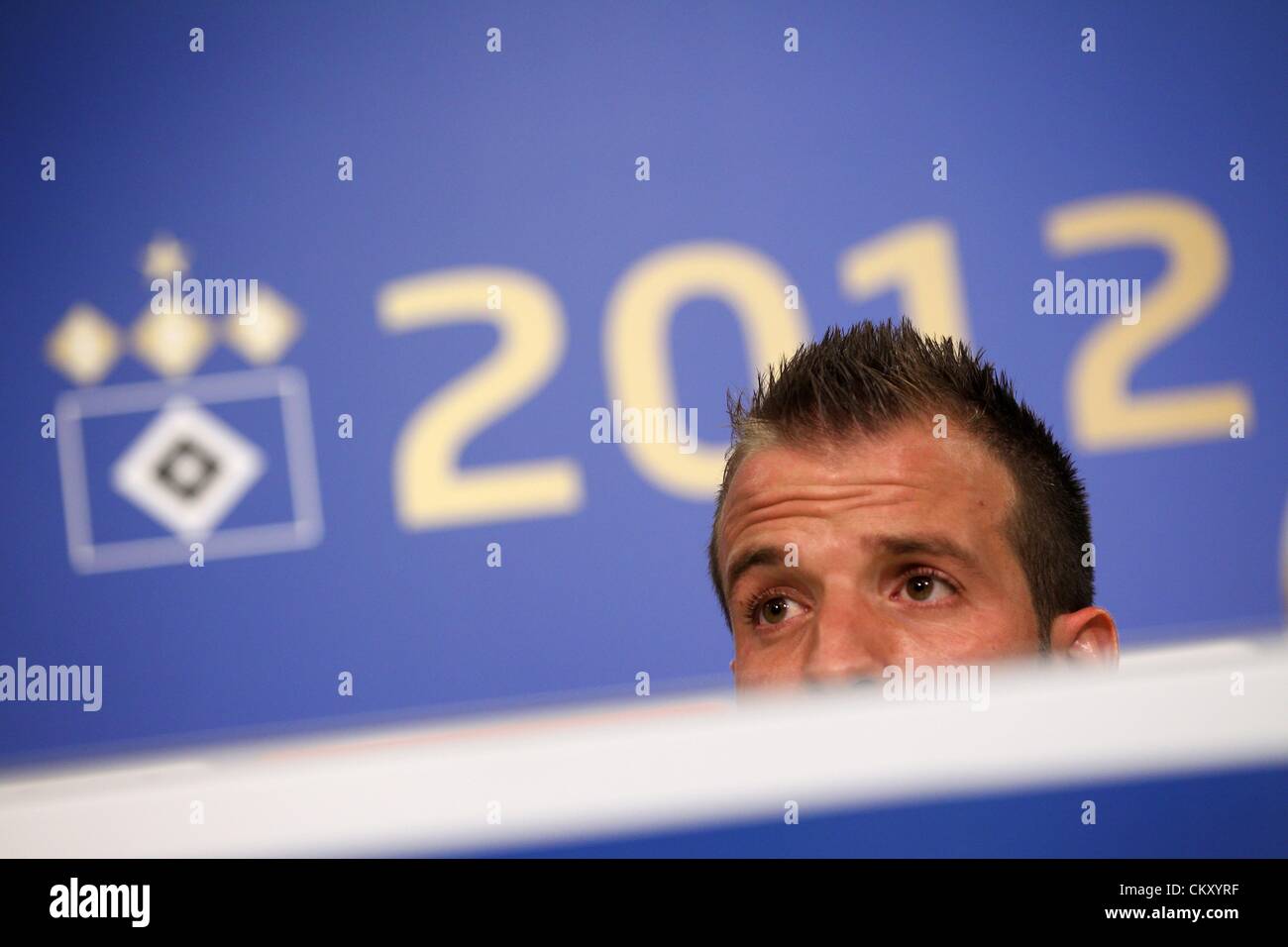 31.08.2012 Hamburg, Deutschland.  Niederländische Fußball sitzt pro Rafael van der Vaart im Rahmen einer Pressekonferenz vom Hamburger SV in der Imtech Arena in Hamburg, Deutschland, 31. August 2012. Van der Vaart ist von den englischen Klub Tottenham Hotspur zum Hamburger SV auf Freitag, 31. August 2012 übertragen. Stockfoto