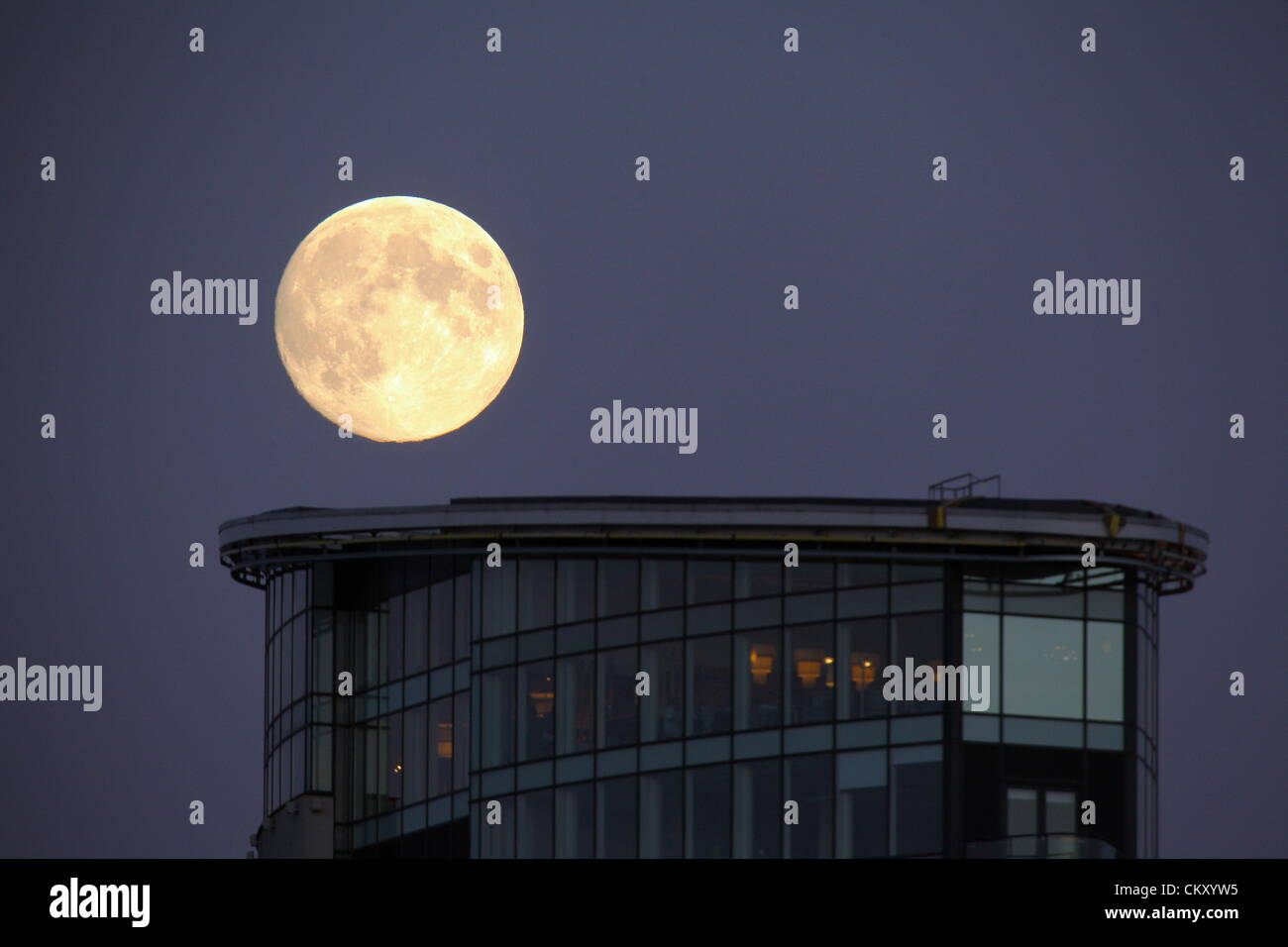 Swansea, Südwales, UK. Donnerstag, 30. August 2012. Der Mond, einen Tag bevor es voll auf Freitag, 31. August 2012 werden gesehen. "Blue Moon" ist wie sie genannt wird, wenn zwei Vollmonde in einem Monat, August auftreten. Der Mond ist der Erde am nächsten und sieht deutlich größer und heller. Im Bild: Der Mond über dem Meridian-Kai in Swansea Marina gesehen. Stockfoto