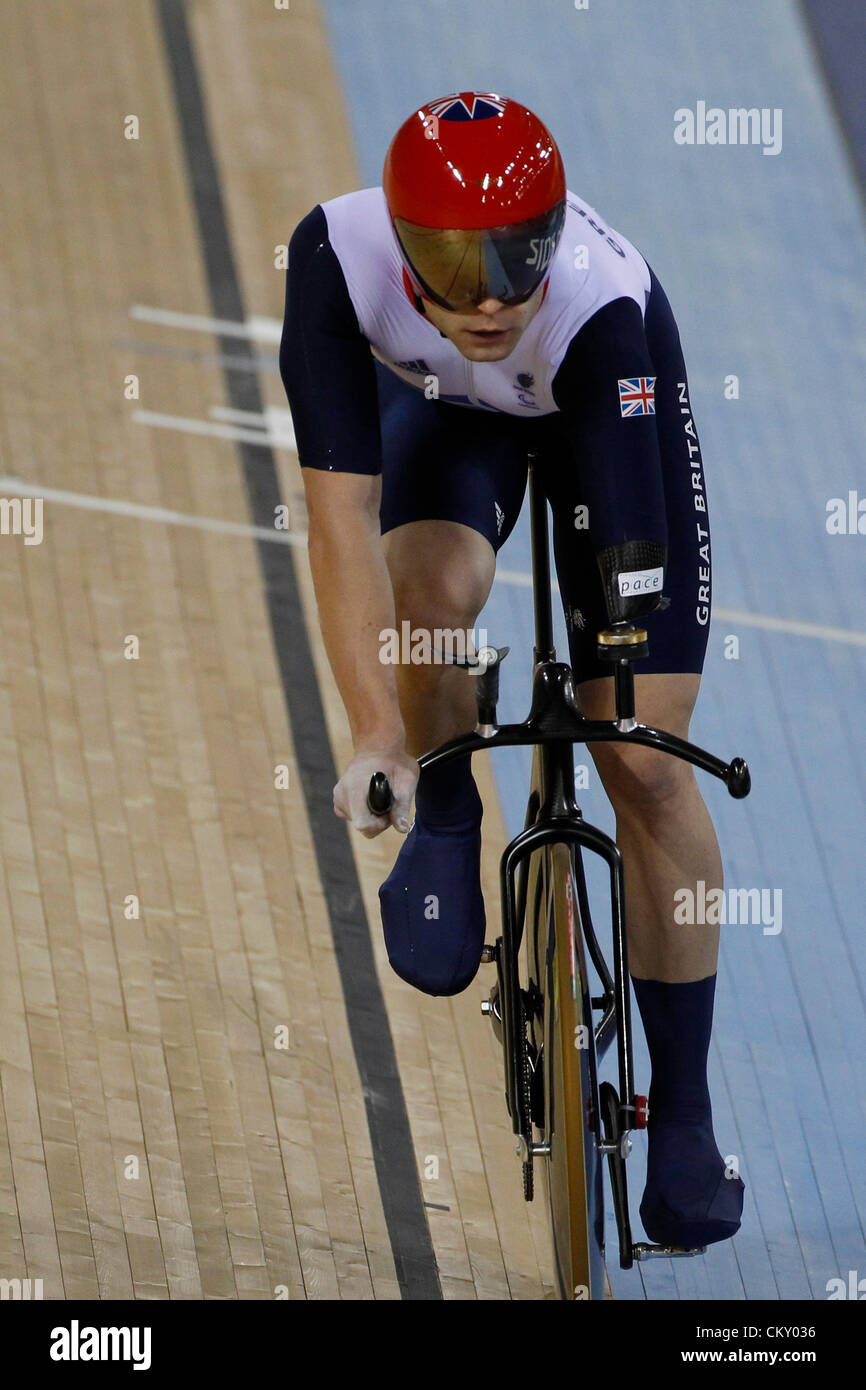 31.08.2012 London, England. Jon-Allen BUTTERWORTH (GBR) nach seiner Silbermedaille gewann Fahrt in die Männer C4-5 1km Einzelzeitfahren am Tag2 der Paralympischen Track Cycling aus dem Velodrom. Stockfoto