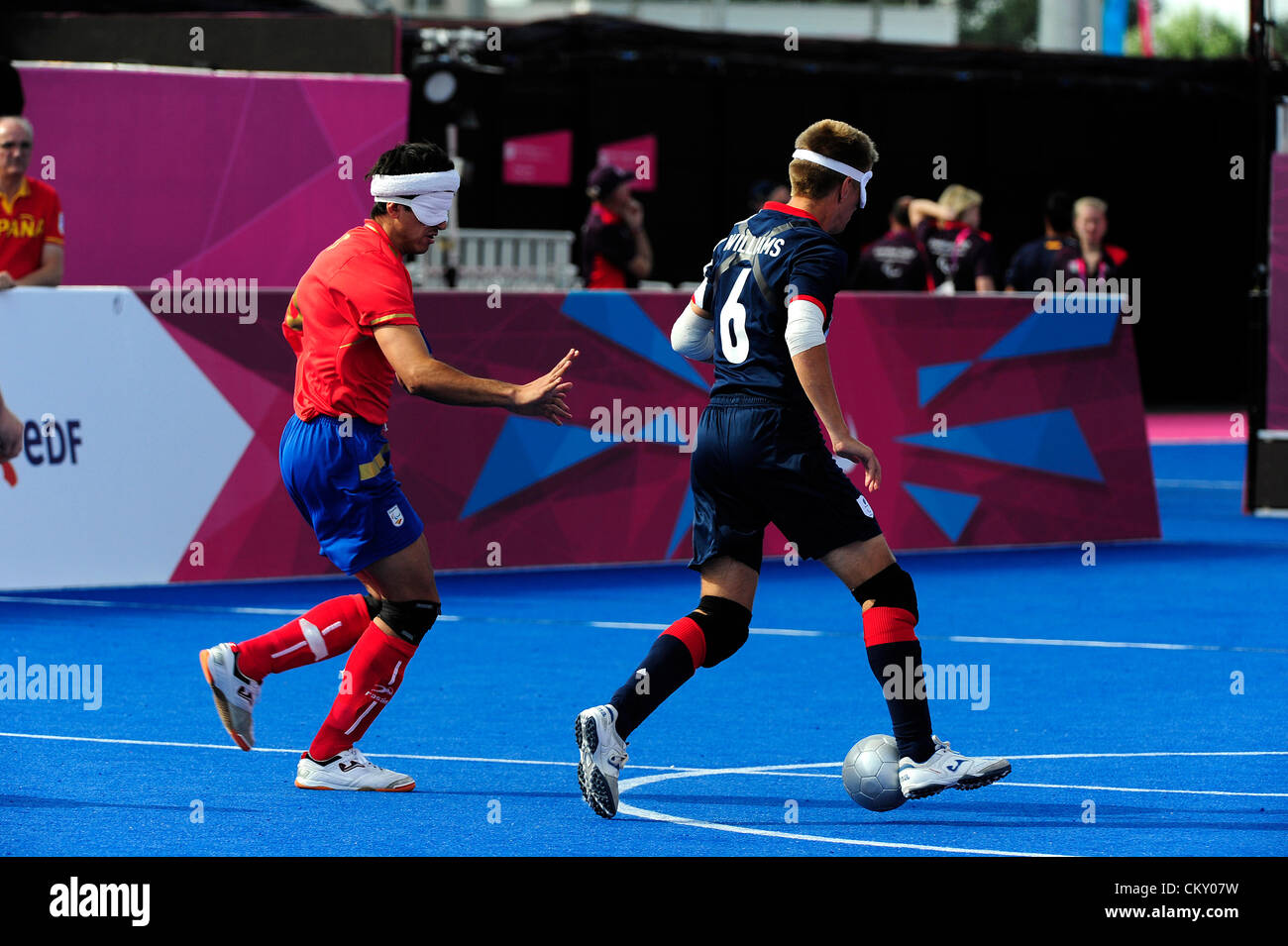 31.08.2012 London, England. Robin Williams aus Großbritannien in Aktion während der 2. Tag der Paralympischen 5-a-Side Blind Fußball von der Riverbank Arena. Stockfoto