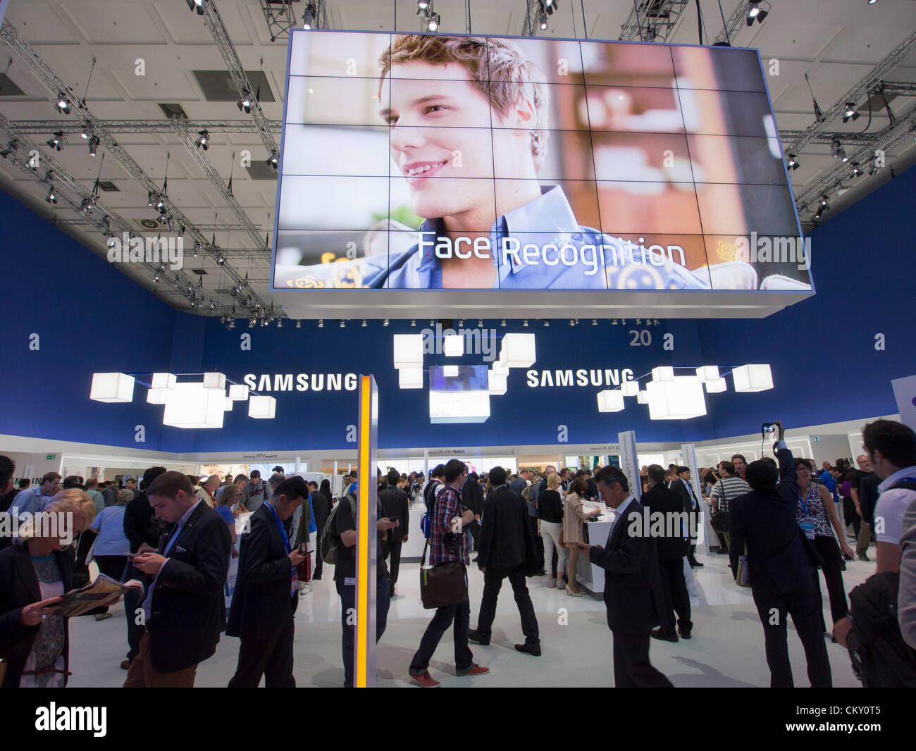 Überfüllten Samsung Halle auf Freitag, 31. August 2012, Tag der Eröffnung der jährliche IFA (oder Internationale Funkausstellung) Unterhaltungselektronik und elektrische Produkte show Deutschlands Messehallen der Messe Berlin statt. Stockfoto