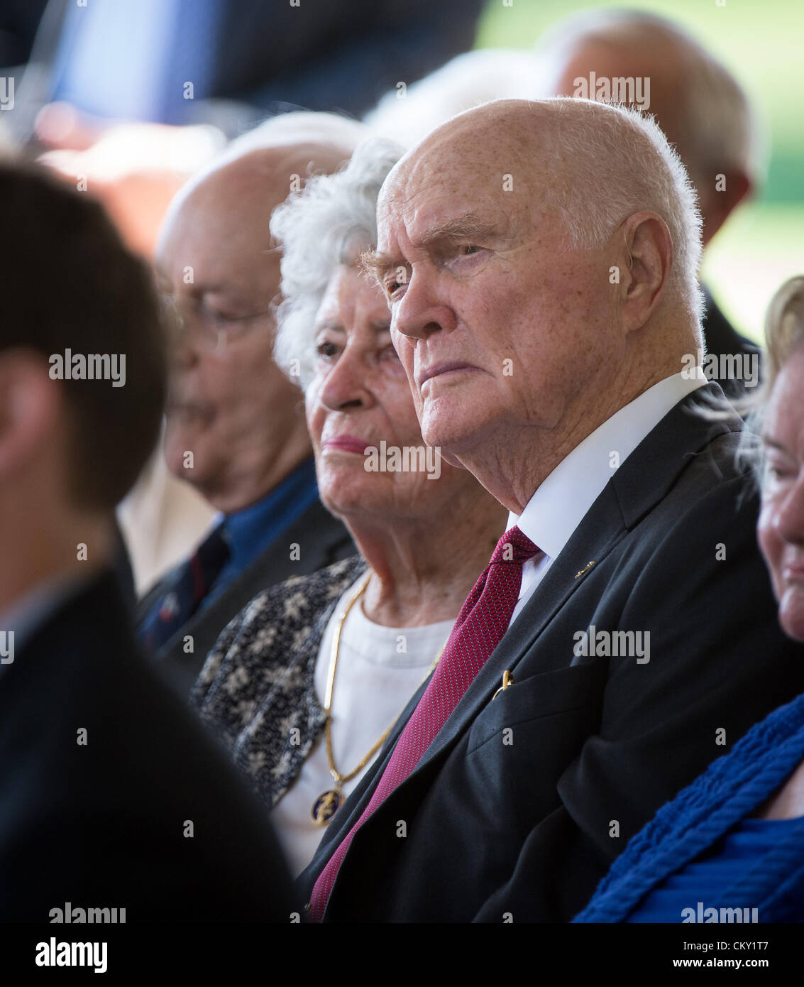 Senator John Glenn und seine Frau Annie hören während einer Trauerfeier feiert das Leben von Neil Armstrong 31. August 2012, im Camargo Club in Cincinnati. Armstrong, der erste Mann, Spaziergang auf dem Mond während der Mission Apollo 11 1969 starb am 25. August. Er war 82. Stockfoto