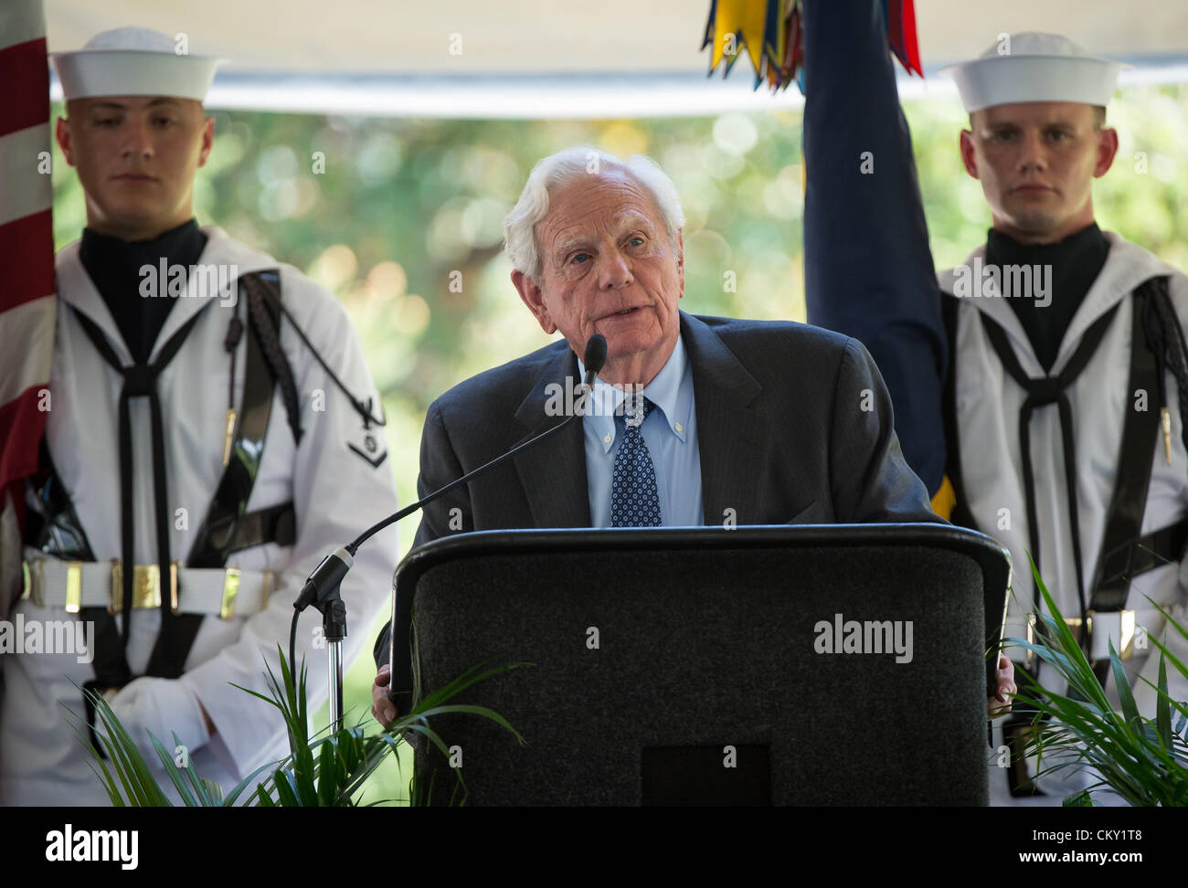 Geschäftsmann und Freund von Neil Armstrong, Charles Mechem, spricht während einer Trauerfeier feiert das Leben von Armstrong, Freitag, 31. August 2012, im Camargo Club in Cincinnati. Armstrong, der erste Mann, Spaziergang auf dem Mond während der Mission Apollo 11 1969 starb am 25. August. Er war 82. Stockfoto