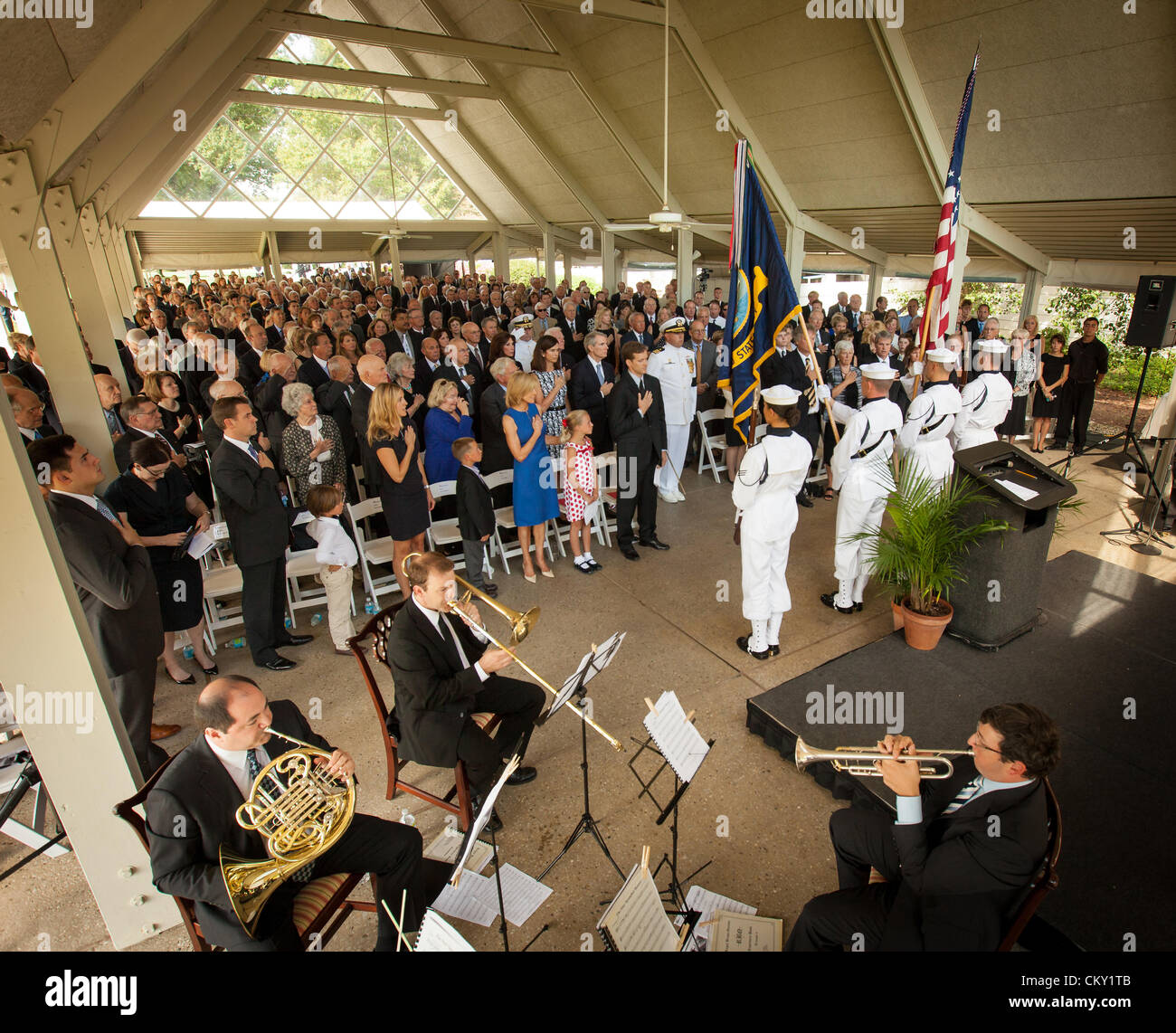 Mitglieder der US-Navy zeremonielle Garde aus Washington, DC präsentieren die Farben während einer Trauerfeier feiert das Leben von Neil Armstrong, Freitag, 31. August 2012, in Cincinnati. Armstrong, der erste Mann, Spaziergang auf dem Mond während der Mission Apollo 11 1969 starb am 25. August. Er war 82. Stockfoto