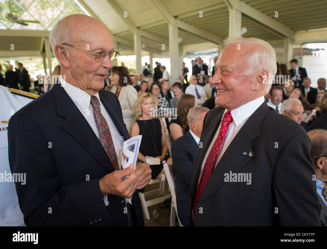 Apollo 11 Astronauten Michael Collins, links, und Buzz Aldrin sprechen bei einer privaten Trauerfeier feiert das Leben von Neil Armstrong, 31. August 2012, im Camargo Club in Cincinnati. Armstrong, der erste Mann, Spaziergang auf dem Mond während der Mission Apollo 11 1969 starb Samstag 25 August. Er war 82. Bildnachweis: (NASA/Bill Ingalls) Stockfoto