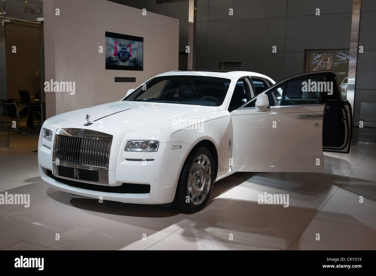 Moskau, Russland - 31. August: Moscow International Automobile Salon 2012. Rolls-Royce Ghost Englisch weiß Stockfoto