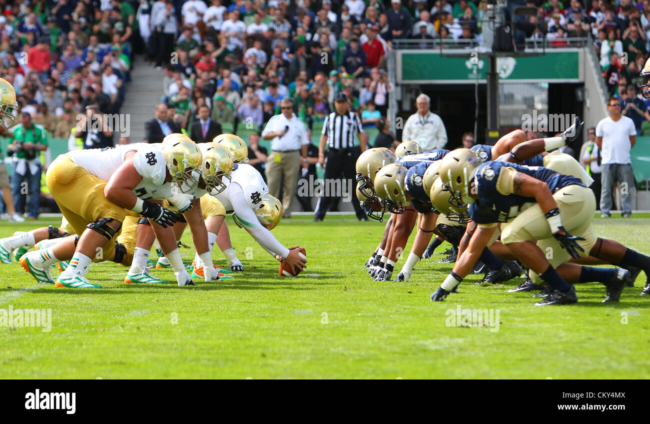 01.09.2012 Dublin, Irland.  Die beiden Teams Line-up für die Snap während des American Football-Spiels zwischen Notre Dame und der Marine aus dem Aviva Stadion. Stockfoto