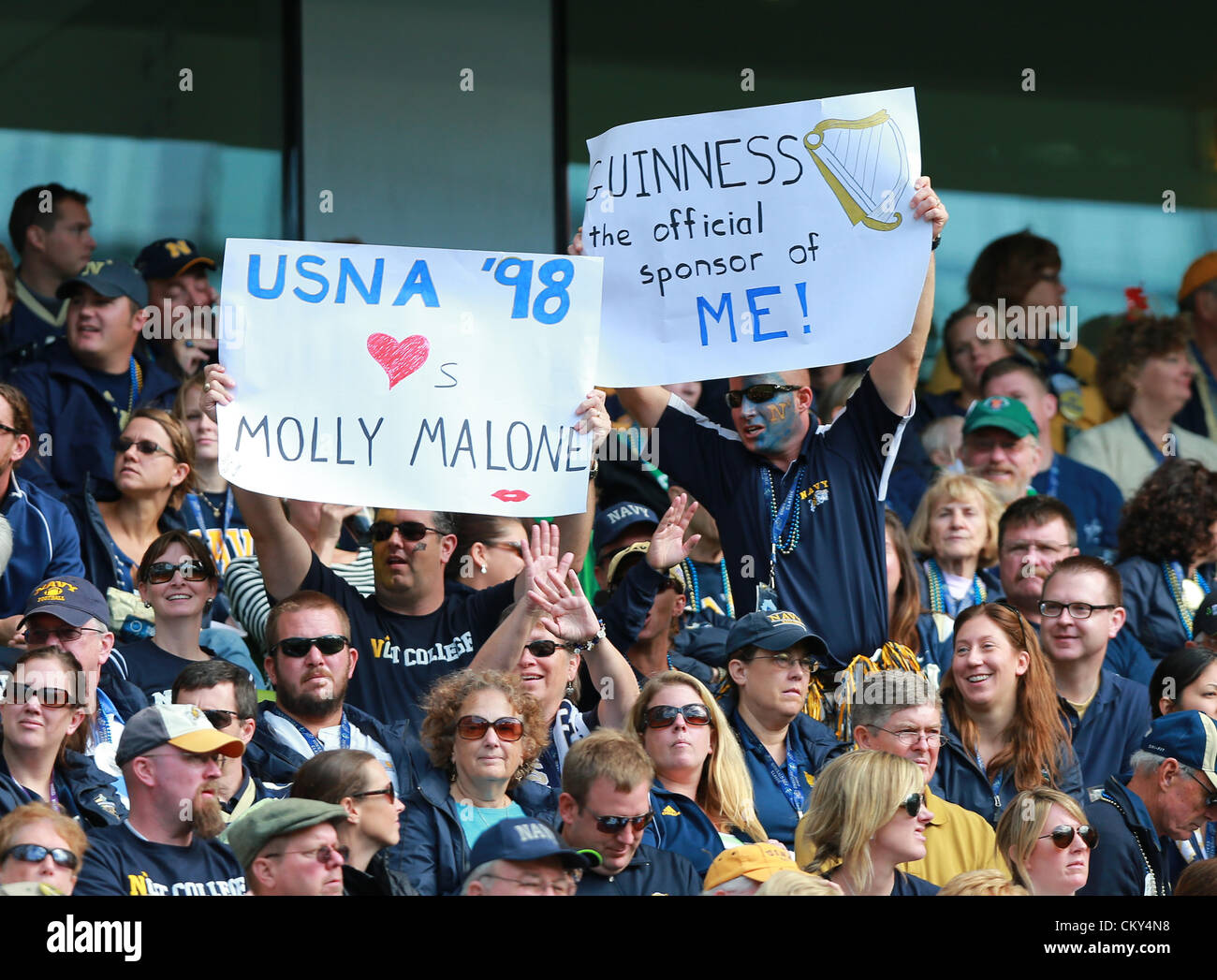 01.09.2012 Dublin, Irland.  Marine-Fans scheinen zu Dublin während des American Football-Spiels zwischen Notre Dame und der Marine aus dem Aviva Stadion genießen. Stockfoto