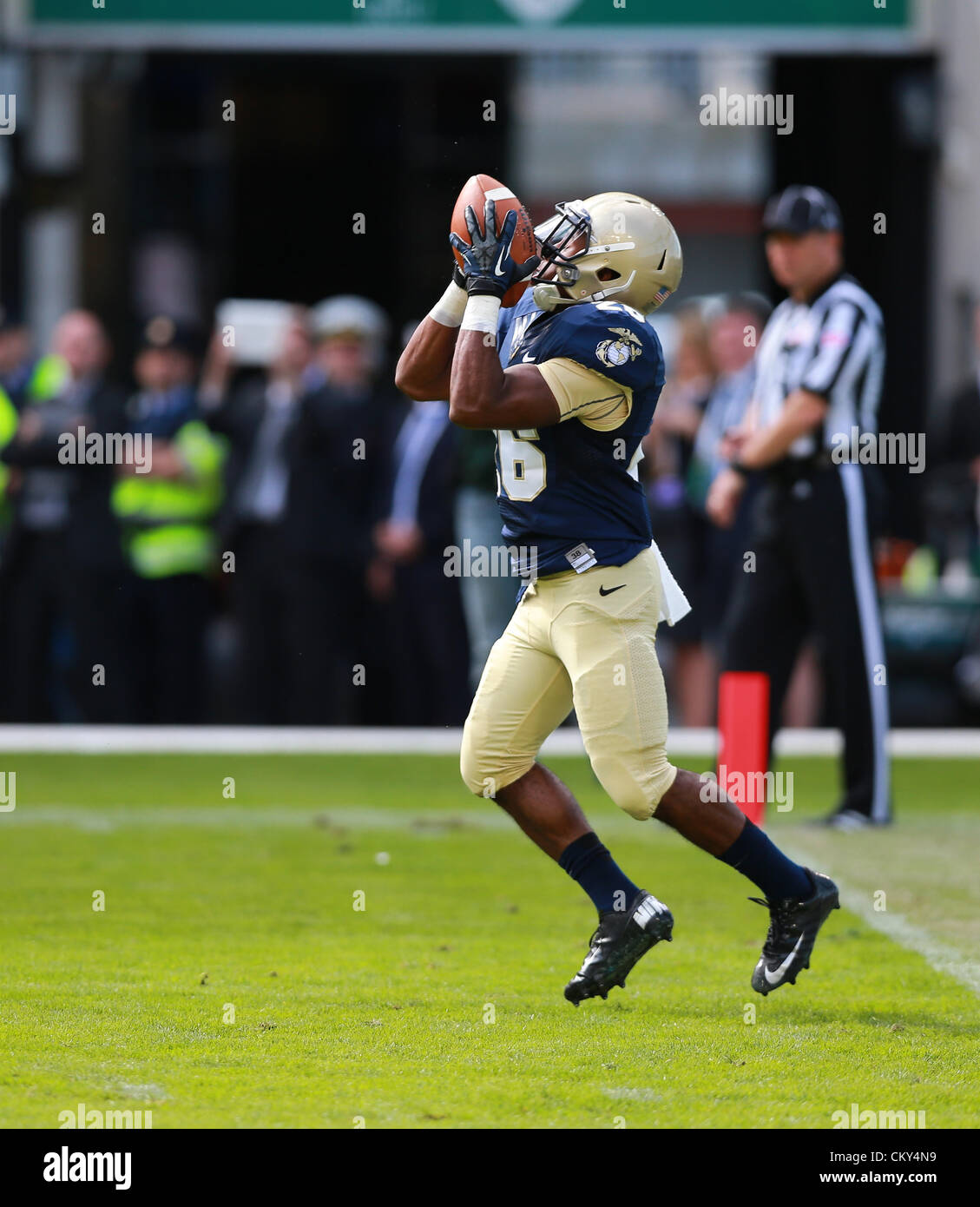 01.09.2012 Dublin, Irland.  Navy Midshipmen Marcus Thomas #26 erhält die Kick-off während des American Football-Spiels zwischen Notre Dame und der Marine aus dem Aviva Stadion. Stockfoto