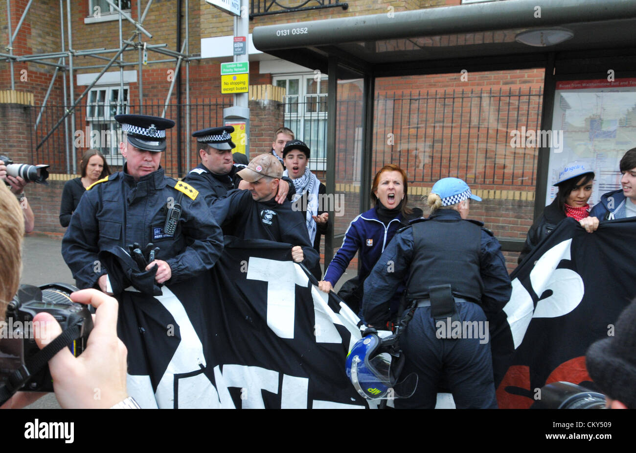 Walthamstow, London, UK. 1. September 2012. Polizisten versuchen, anti-EDL Demonstranten aus dem Besitz eines Banners als der EDL-Marsch durch Walthamstow stoppen. Stockfoto