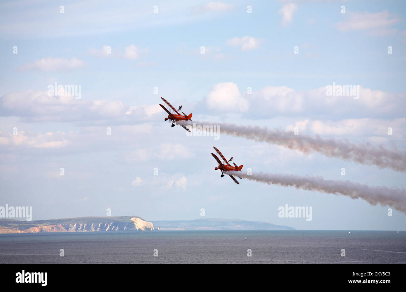 Bournemouth, Großbritannien Freitag, 31. August 2012. Breitling Wingwalkers Wing Walkers treten beim Bournemouth Air Festival in Bournemouth, Großbritannien, auf. Die Breitling Wingwalkers sind seitdem die AeroSuperBatics Wingwalkers. Kredit: Carolyn Jenkins / Alamy Live Nachrichten Stockfoto