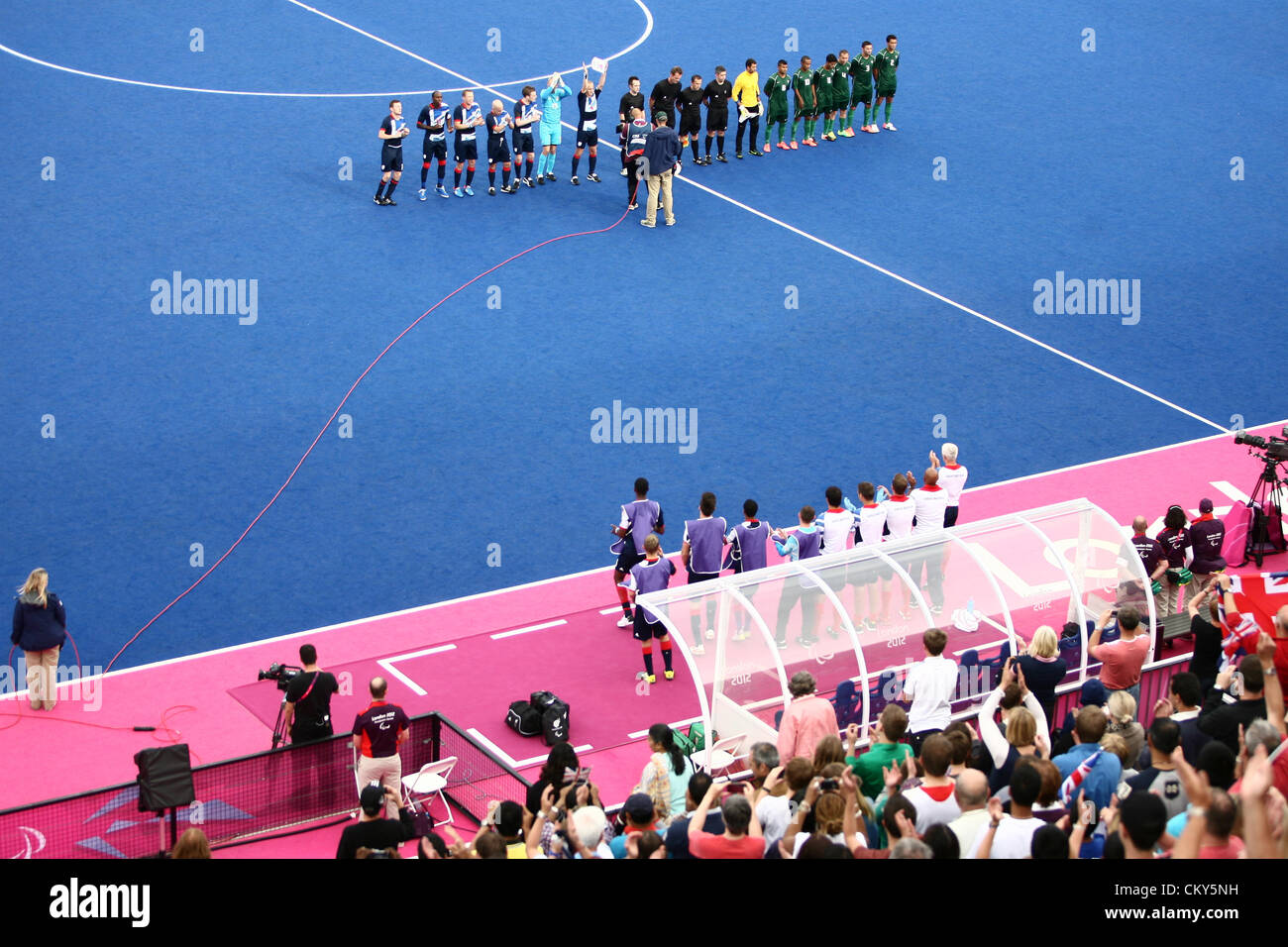 01.09.2012. London, England. Beide Mannschaften Line-up für die Nationalhymnen vor die Männer Fußball 7-a-Side Präliminarien Pool b passen zwischen Brasilien und Großbritannien. Stockfoto