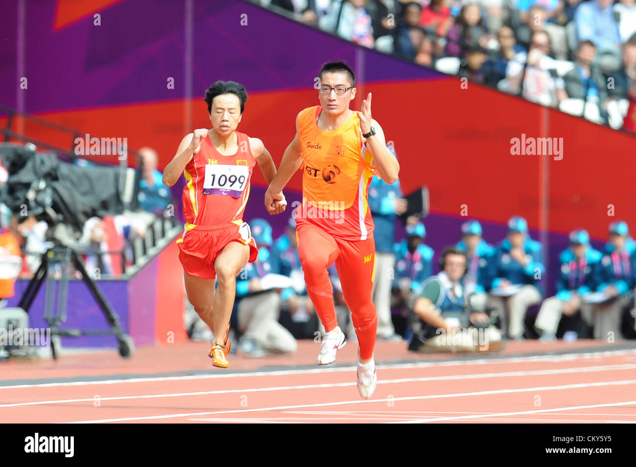 01.09.2012. London, England. Damen 100m Hitze T12. Guohua Zhou (CHN) stellt einen neuen Weltrekord von 11,91, während bei Tag3 der Paralympischen Schwimmen aus dem Olympiastadion im Wettbewerb. Stockfoto