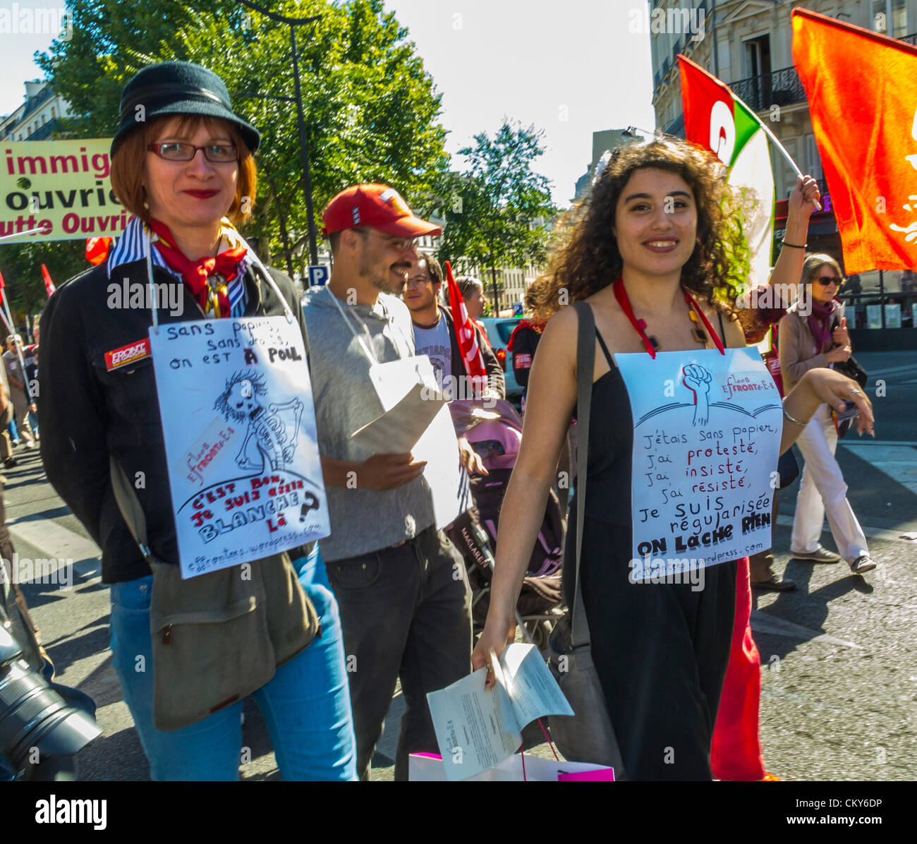 Paris, Frankreich, französische Frau, die mit Einwanderern ohne Dokumente marschiert, Sans Papiers, in öffentlicher Demonstration, Trans-Rechte-Protest, Jugendaktivist lgbt-Einwanderungsrechte Stockfoto