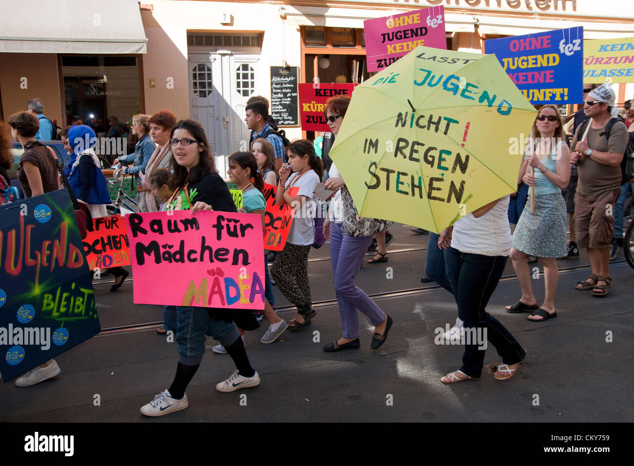 Samstag 1. Sept. Berlin, Deutschland. Demonstration gegen Kürzungen Jugendhilfe protestieren. Demonstranten halten Banner. Stockfoto