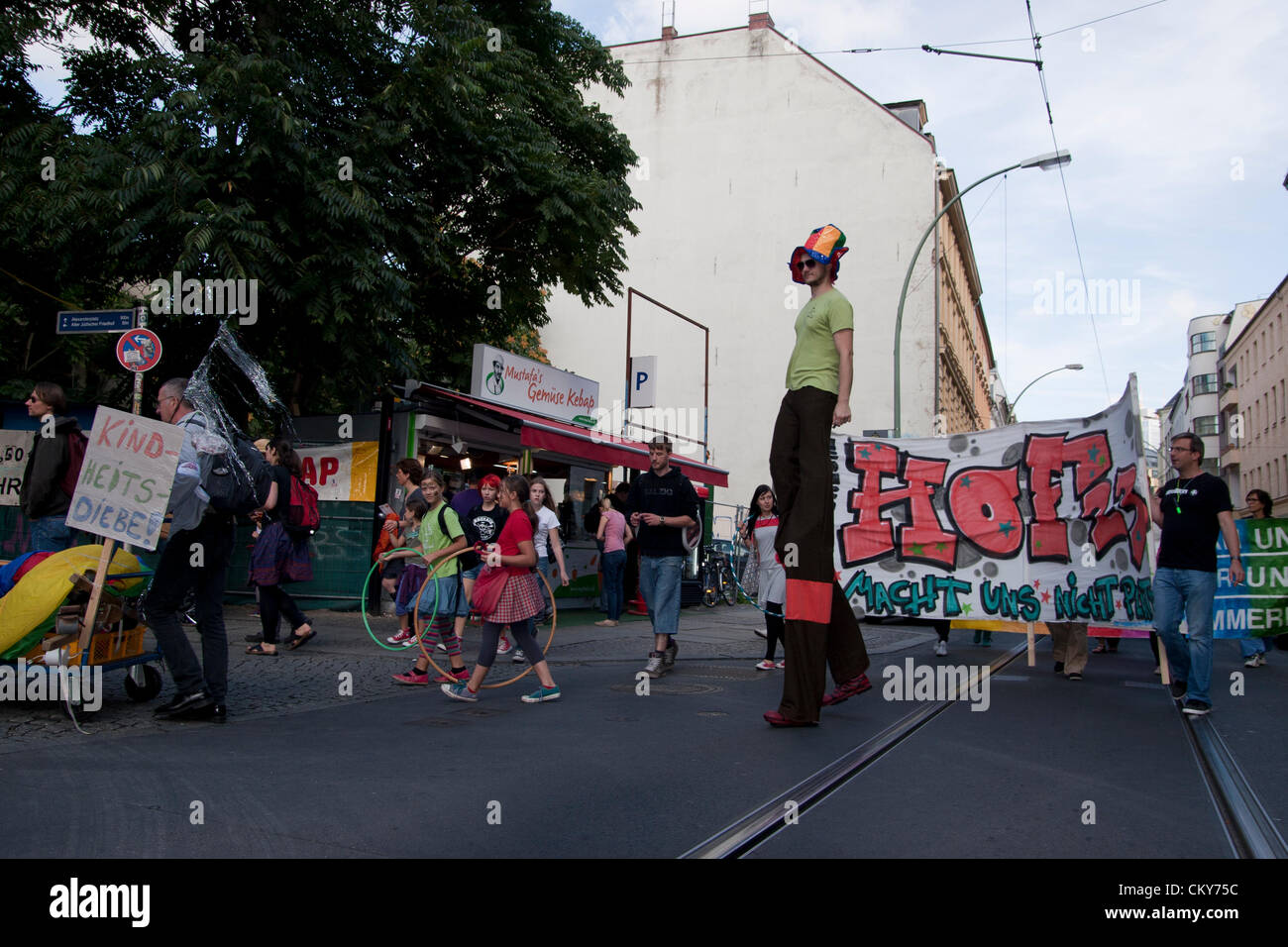 Samstag 1. Sept. Berlin, Deutschland. Demonstration gegen Kürzungen Jugendhilfe protestieren. Mann auf Stelzen. Stockfoto