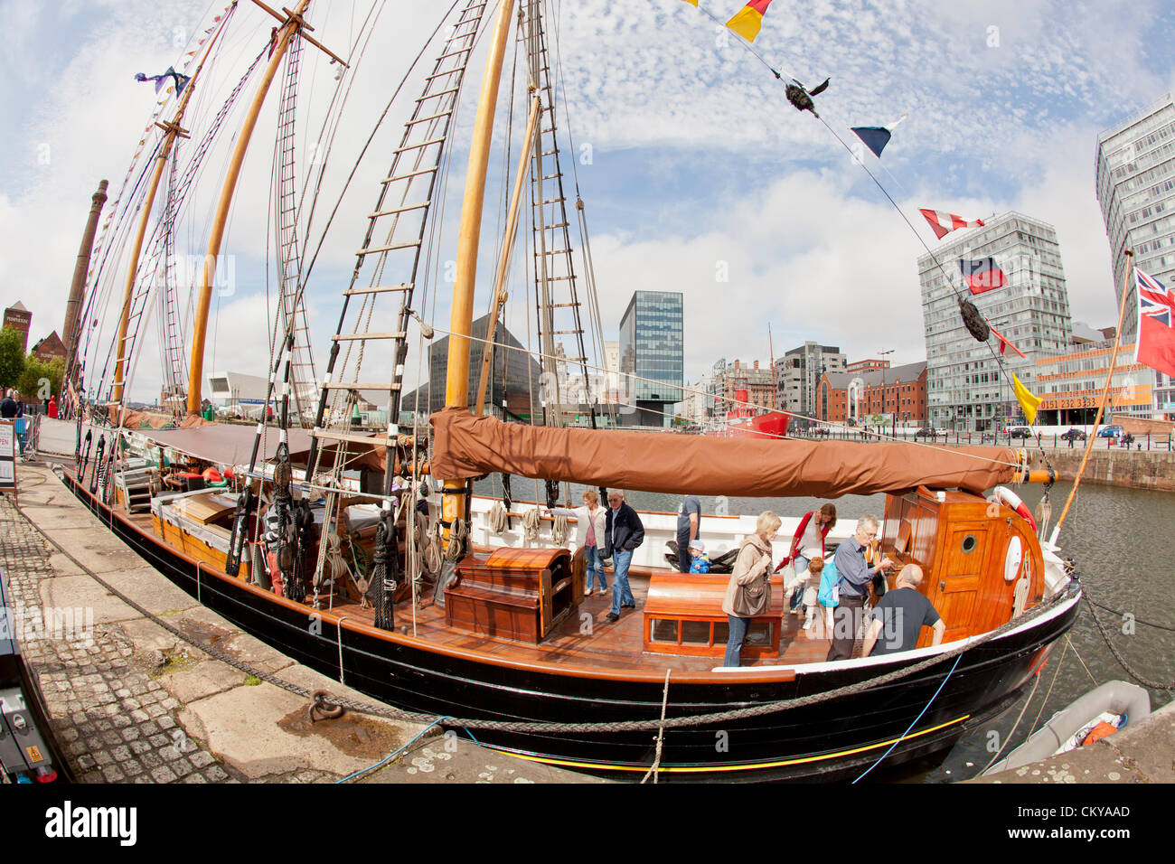 Liverpool, 2. September 2012. Irische See Tall Ships Regatta, Albert Dock. Der letzte Tag eines Wochenendes der maritimen feste an das Albert Dock, live Folk-Musik, Vorführungen der Seemannschaft, antiken Figuren und Familienspaß Stockfoto