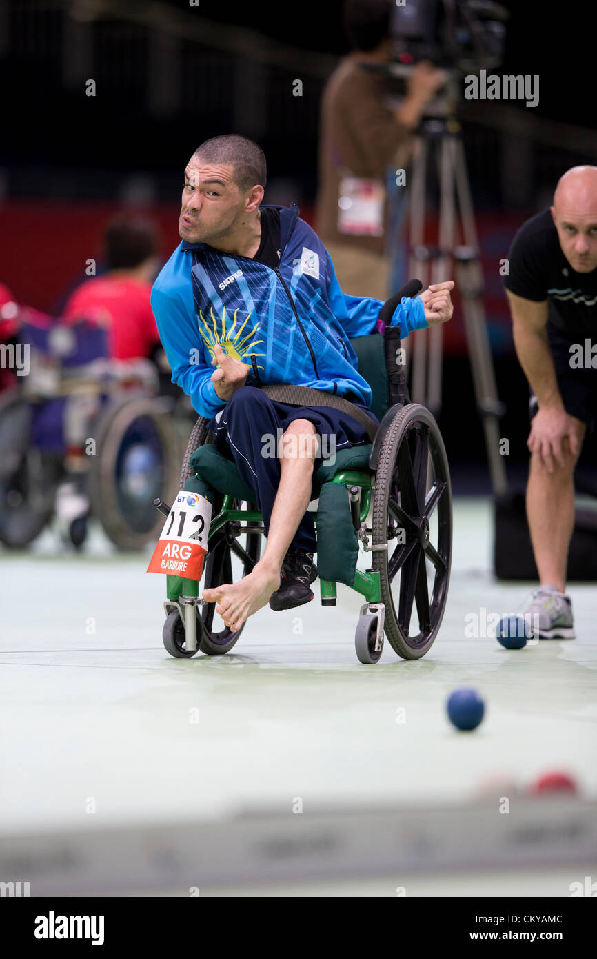 2. September 2012 London, Vereinigtes Königreich: Argentiniens Mauricio Ibarbure rollt den Boccia-Ball mit dem Fuß, als Wettbewerb bei den Paralympics in London weiter. Stockfoto