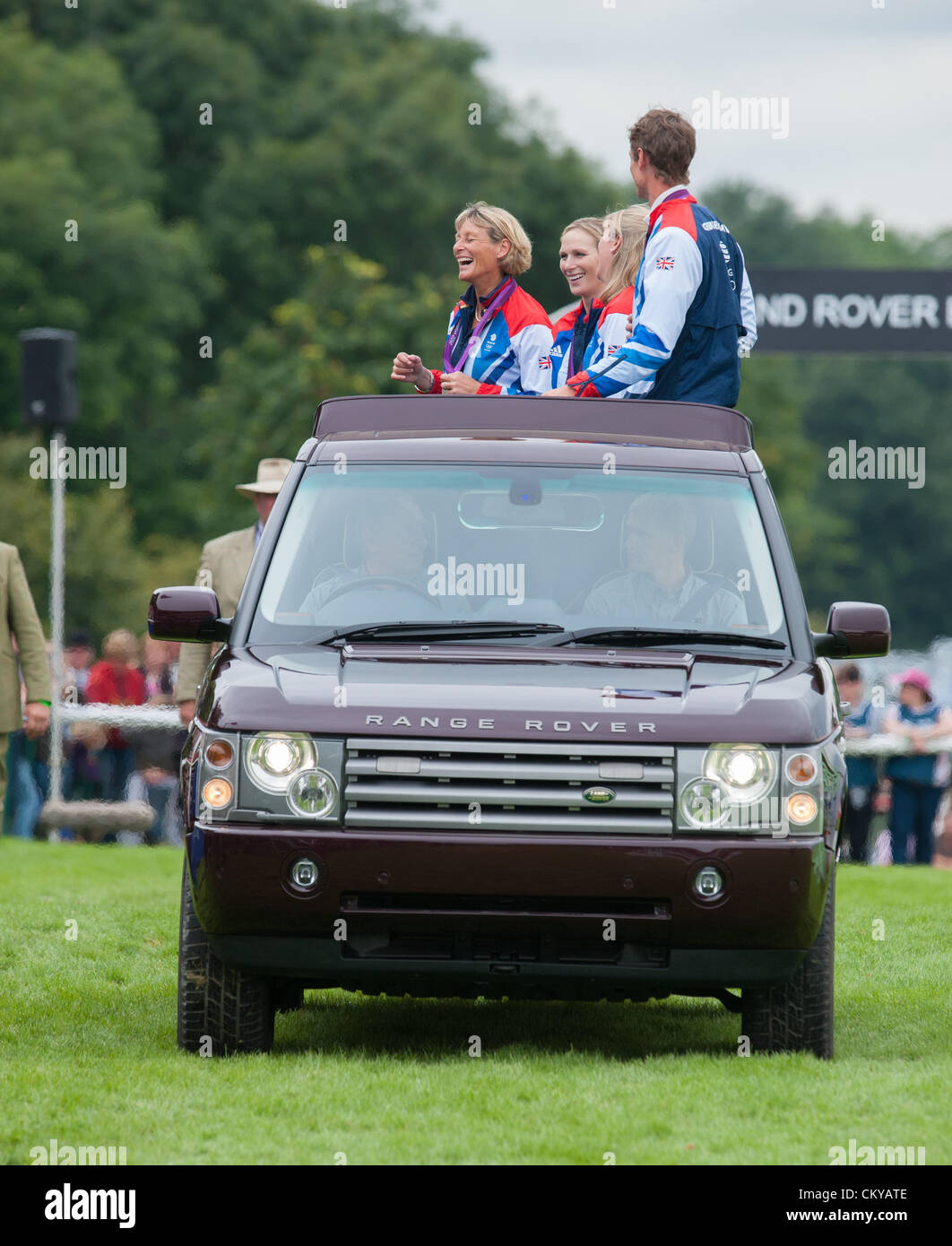 Burghley House, Stamford, UK - Großbritanniens Reitsport Vielseitigkeitsreiten Silber-Medaillengewinner leihen die Königin Auto Parade für die Massen an Land Rover Burghley Horse Trials, 2. September 2012. Stockfoto