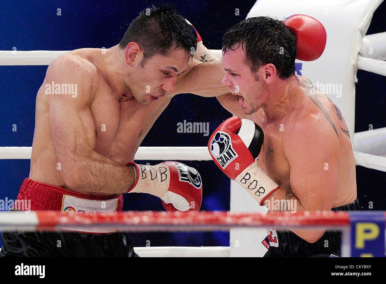 01.02.2012. Oberhausen, Deutschland. Deutscher Boxer Felix Sturm (L) und australischer Boxer und
