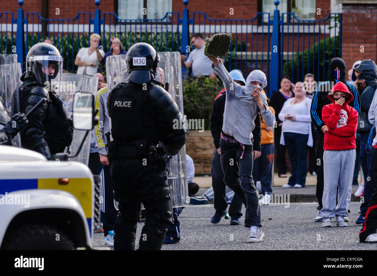 2. September 2012, Belfast - werfen Loyalisten Jugendliche Ziegel PSNI Riot Squad.  Loyalisten wurden aus Protest gegen eine republikanische Parade in Nordbelfast Gedenken an den Jahrestag des Todes des Henry Joy McCracken verhindert. Stockfoto