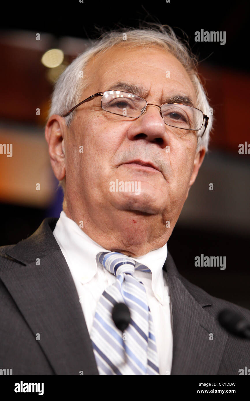 29. November 2011 - Washington, District Of Columbia, USA - US Repräsentant BARNEY FRANK (D -MA) spricht zu den Medien in Washington nur einen Tag nach der Ankündigung, die er nicht ausgeführt wird zur Wiederwahl. (Kredit-Bild: © James Berglie/ZUMAPRESS.com) Stockfoto