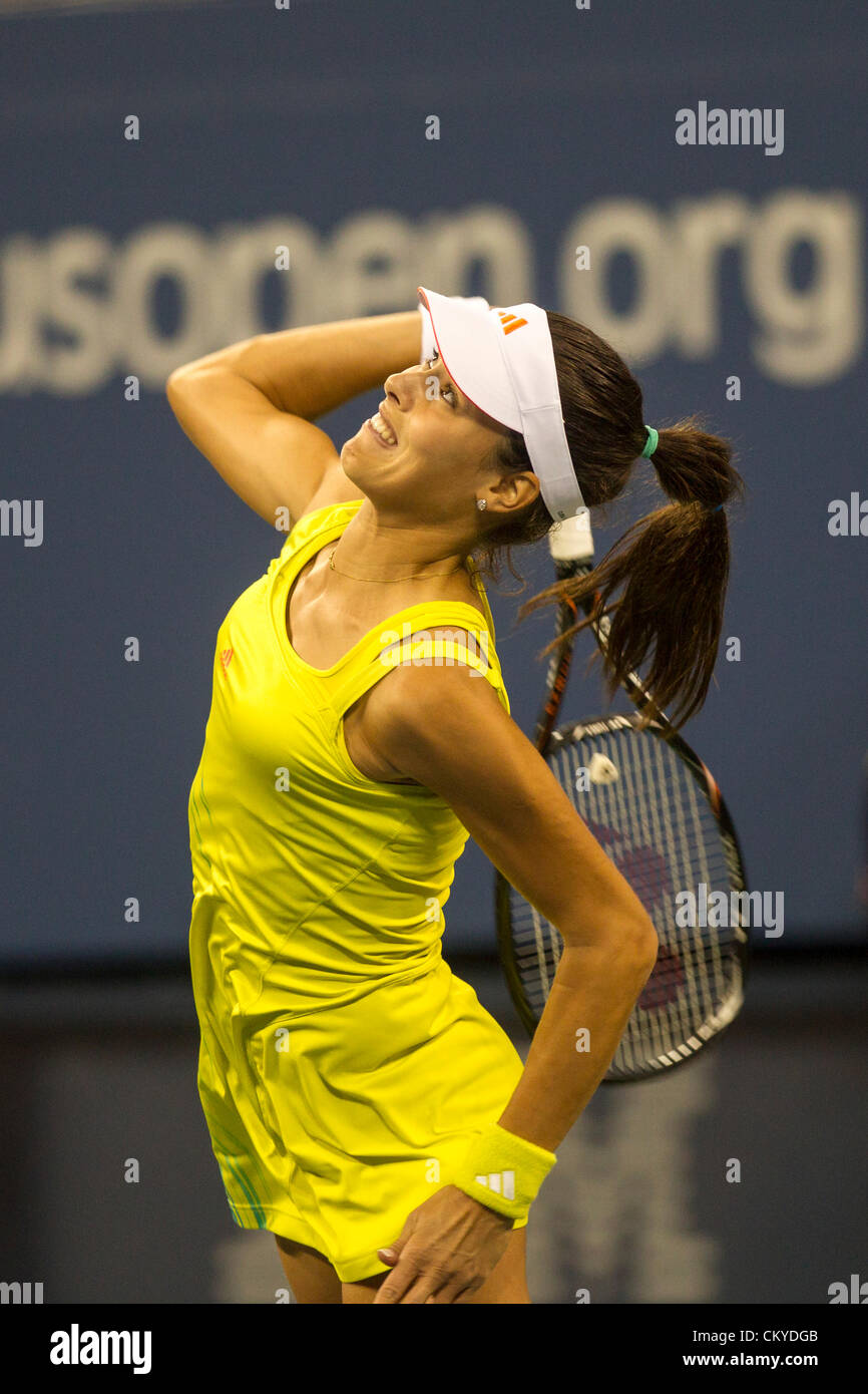 Ana Ivanovic (SRB) im Wettbewerb beim 2012 uns Open Tennisturnier, Flushing, New York. USA. 1. September. Stockfoto