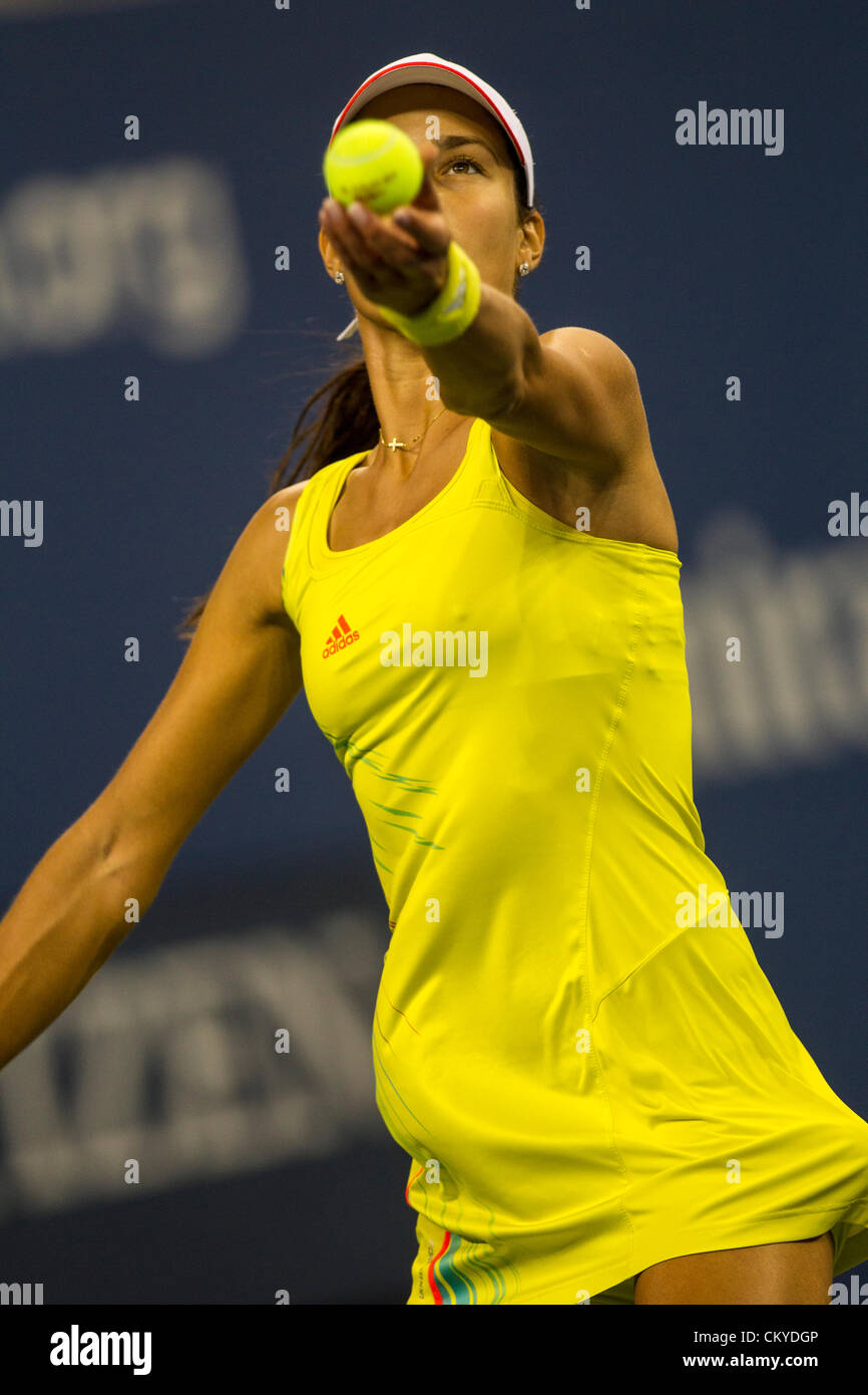 Ana Ivanovic (SRB) im Wettbewerb beim 2012 uns Open Tennisturnier, Flushing, New York. USA. 1. September. Stockfoto